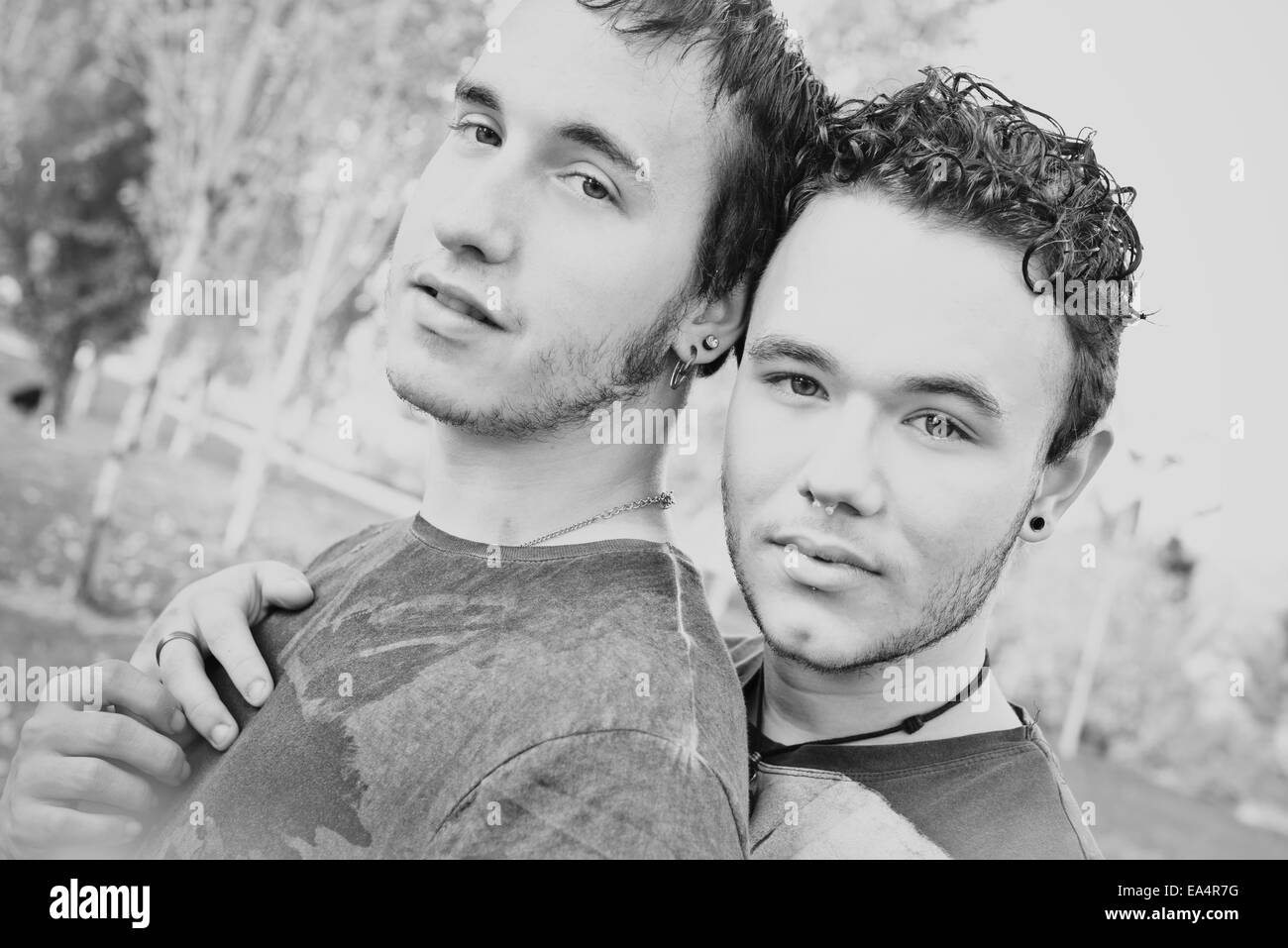 Loving couple gay dans outsite Banque D'Images