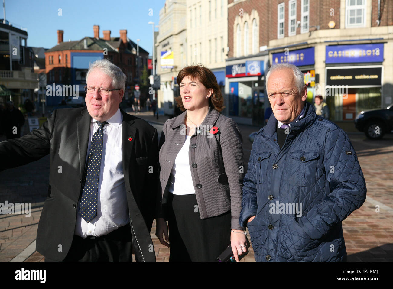 Patrick mcloughlin (L) nicky morgan (m) chef du conseil du comté de Leicestershire nick rushton (R) à Loughborough Banque D'Images