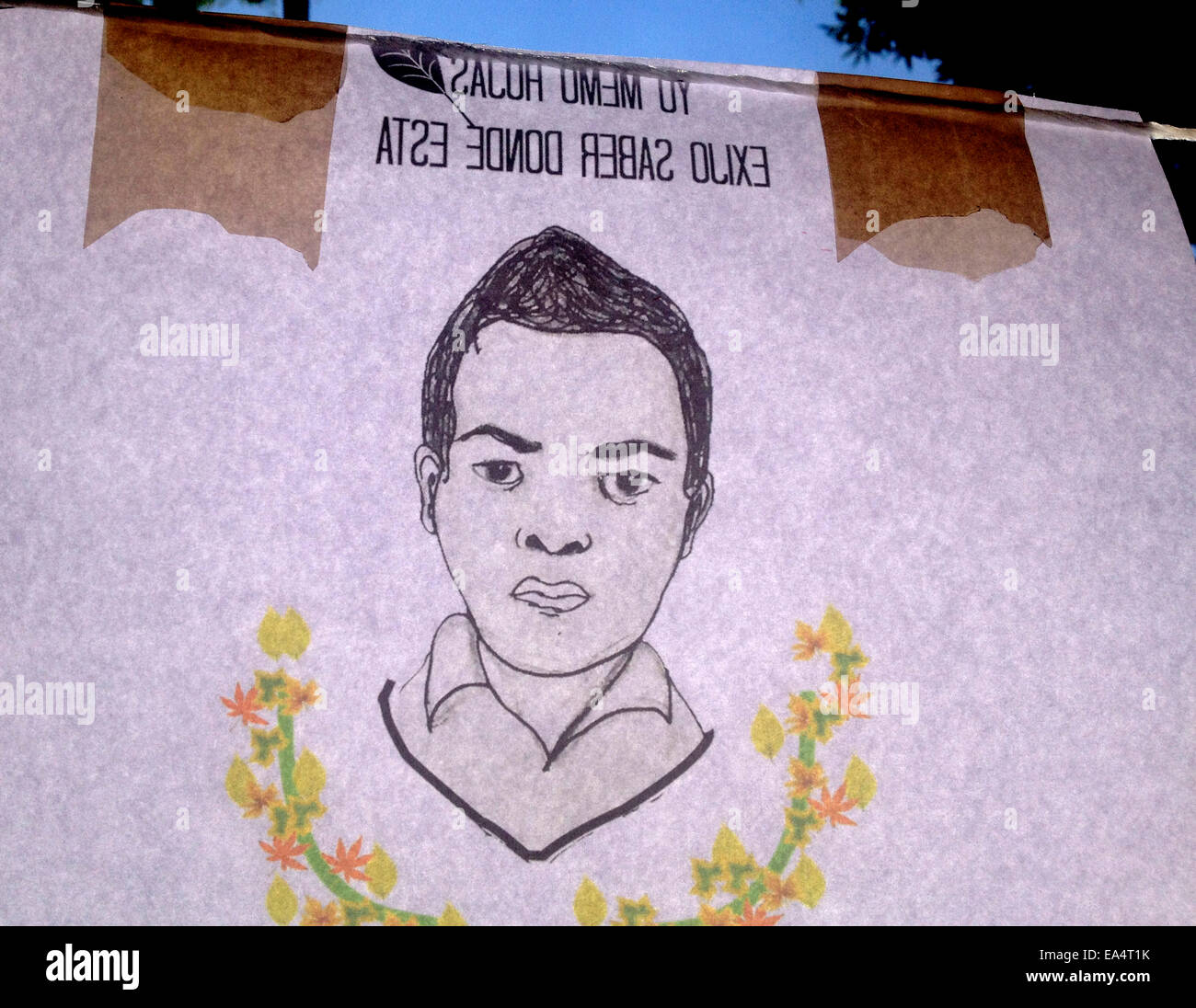 La ville de Mexico, Mexique. 6 novembre, 2014. Une oeuvre d'afficher le visage d'un étudiant manquant s'affiche dans l'Avenue Reforma à Mexico au cours d'une manifestation demande justice pour la disparition de 43 étudiants de Ayotzinapa school dans l'État de Guerrero. 43 étudiants du collège des enseignants a disparu il y a plus d'un mois, lorsque les enquêteurs disent les policiers ont arrêté les étudiants et les a remis à un gang de la drogue.Photo prise le 6 novembre 2014. Credit : Chico Sanchez/Alamy Live News Banque D'Images