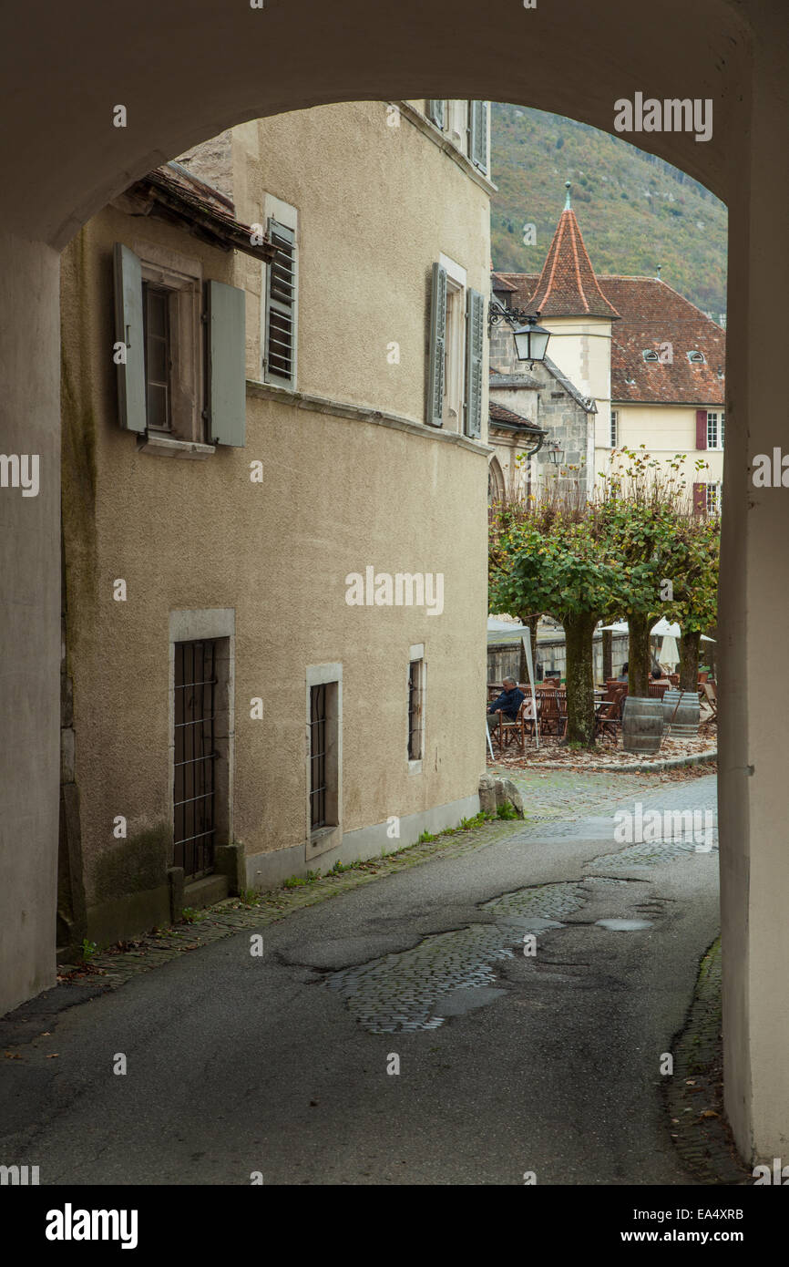 Un coin de rue de St-Ursanne, canton du Jura, Suisse. Banque D'Images
