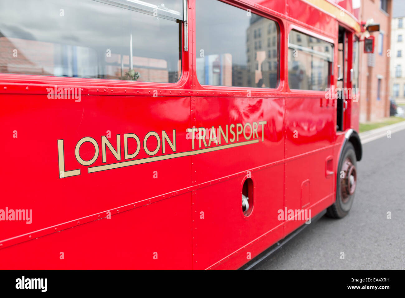 Vintage Rouge London bus à un mariage. Banque D'Images