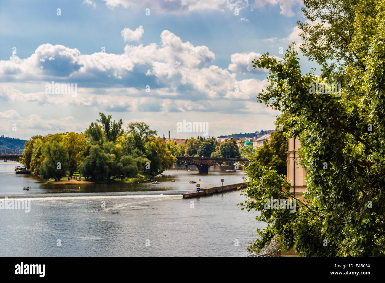 Vue depuis le pont Charles à Prague : Vltava, détails d'Architecture, tour, église, statue et de sculpture Banque D'Images