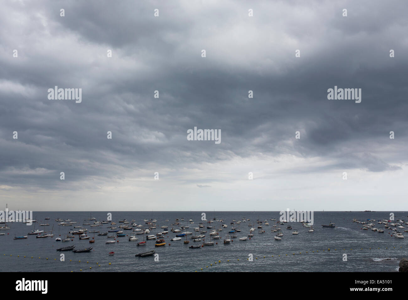 Bateaux dans l'eau à Calella de Palafrugell, Girona, Espagne Banque D'Images