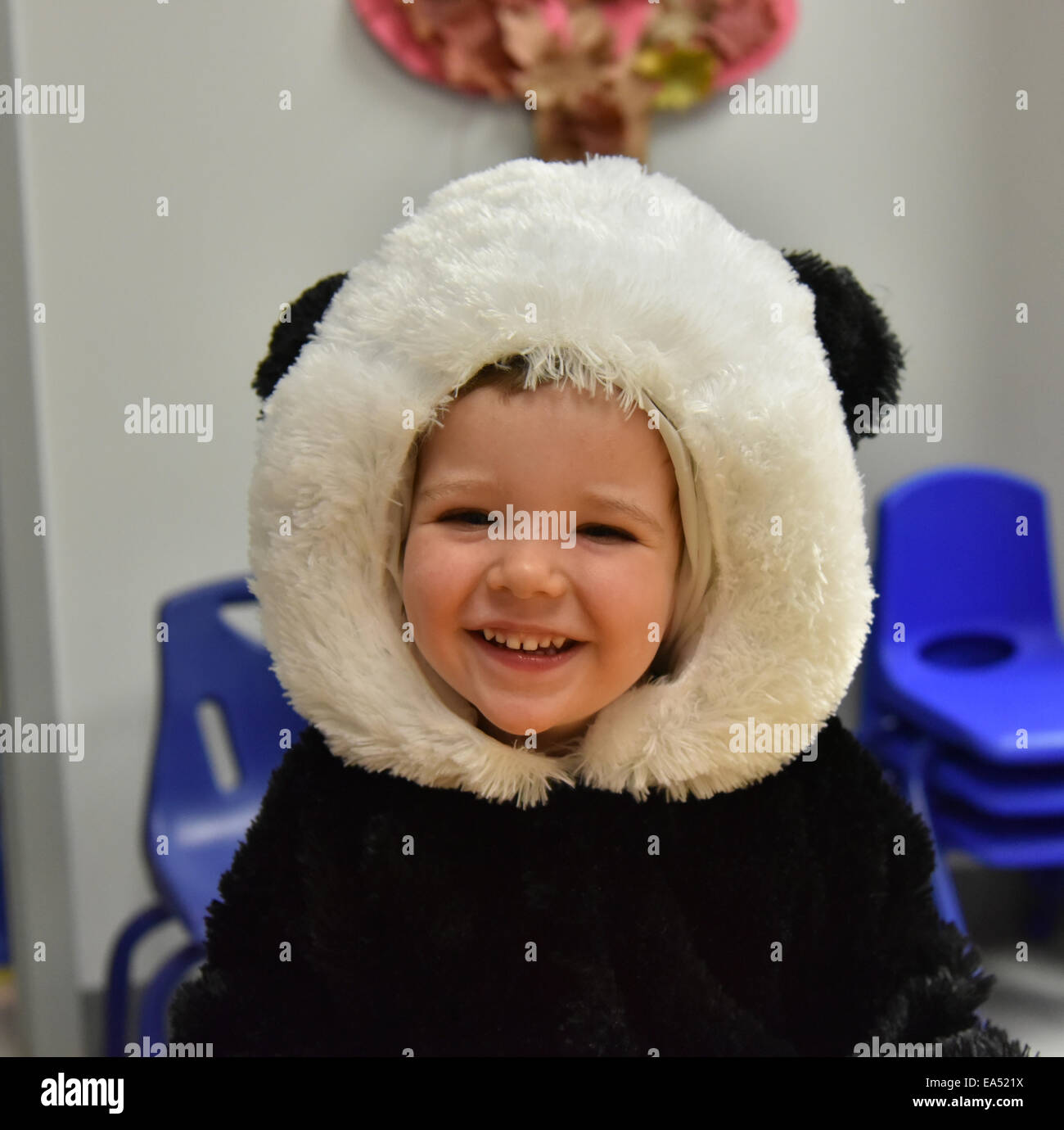 Portrait of a smiling boy dans un costume de panda Banque D'Images