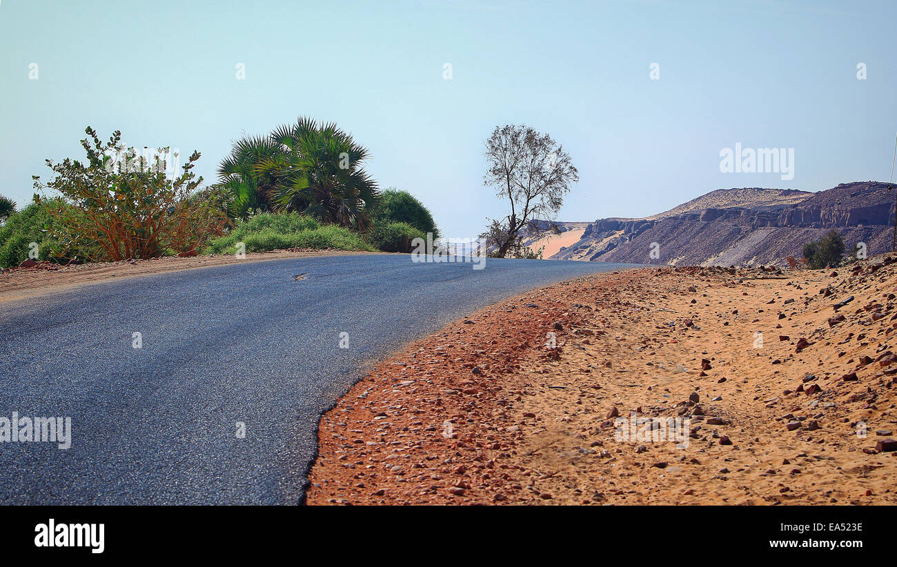 La route . Route vers le sud de l'Égypte à l'ouest du Nil . Banque D'Images