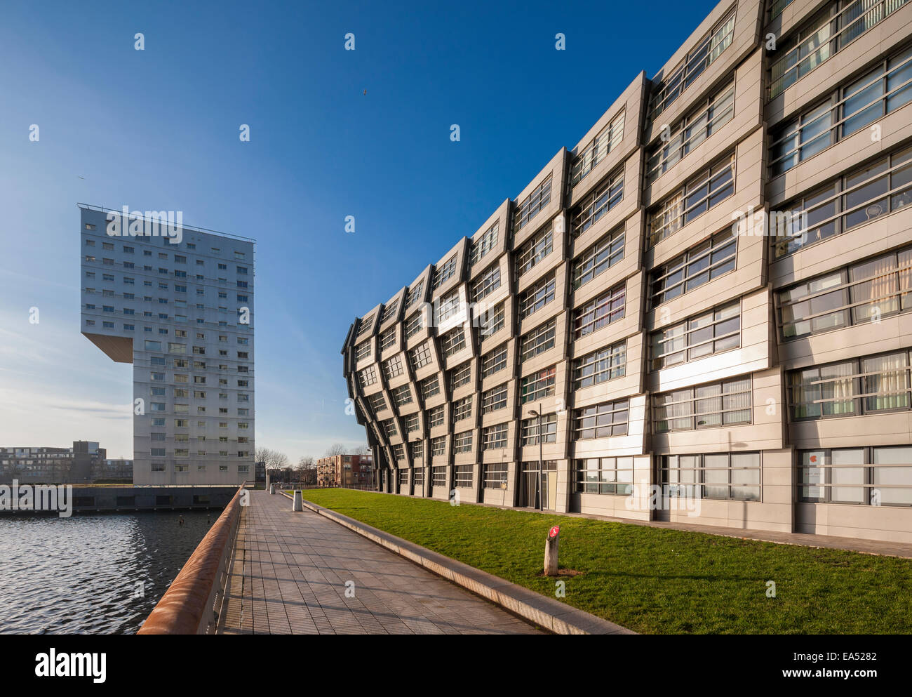 Almere, condo, immeuble en copropriété Silverline par Claus en Kaan et la Vague par René Van Zuuk Weerwater sur le front de lac. Banque D'Images