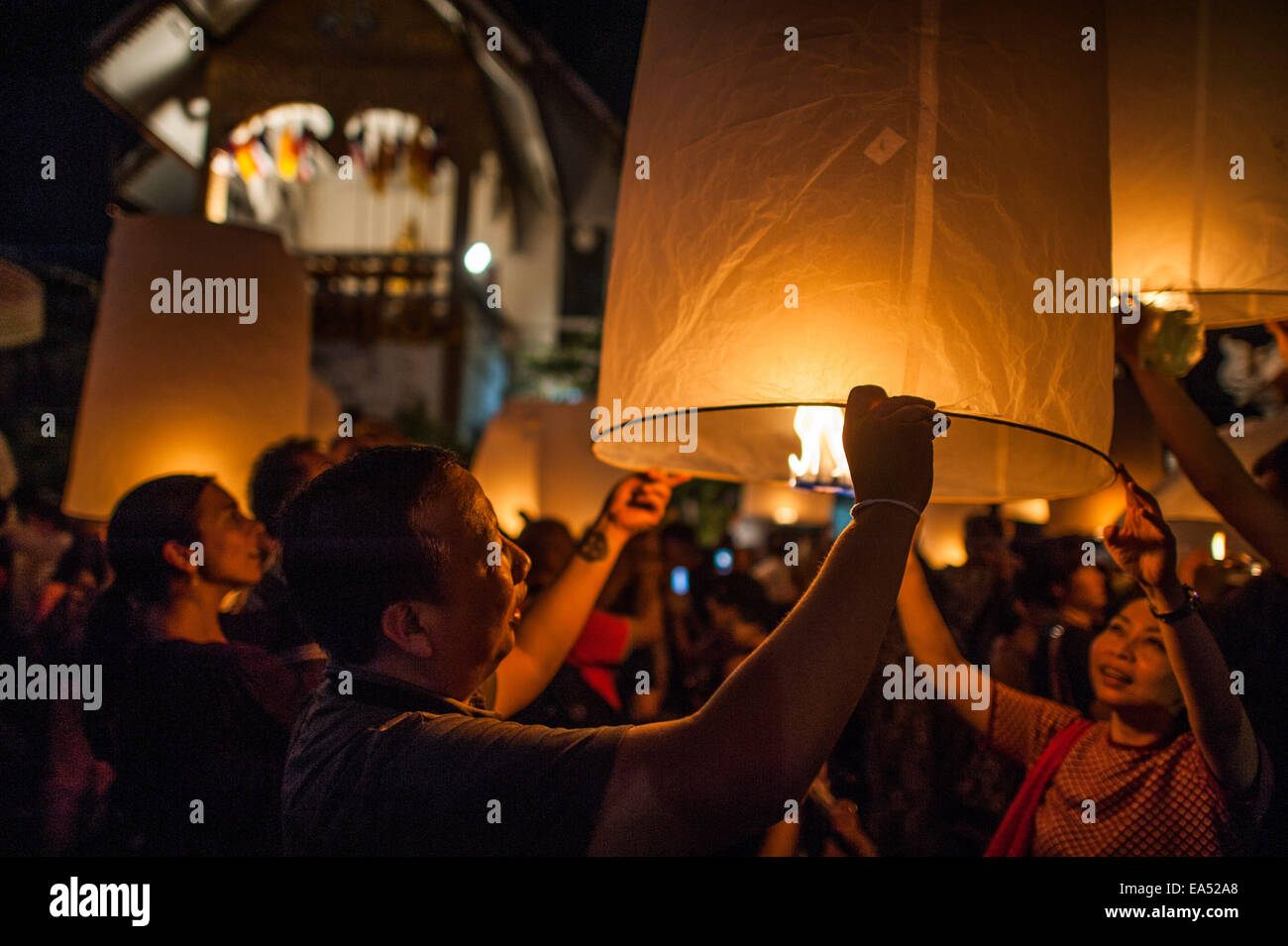 Loy Krathong festival de lumière - personnes lampions en papier de libération Banque D'Images