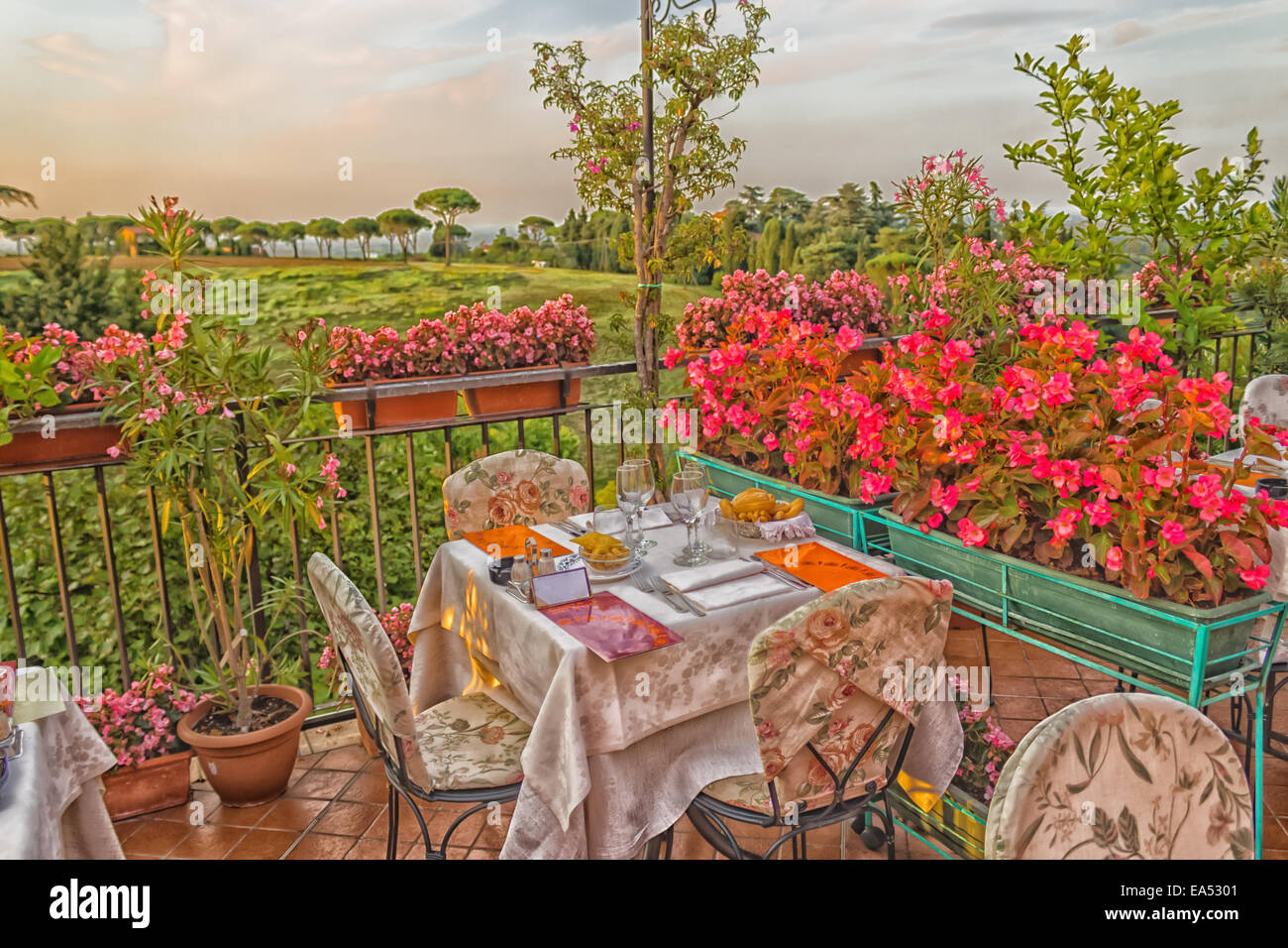 Tables de dîner dans l'élégant restaurant italien de style outdoor sur caillebotis fer parapet sur les collines de Dozza (Bo) en Italie dans un été Banque D'Images Tables de dîner dans l'élégant restaurant italien de style outdoor sur caillebotis fer parapet sur les collines de Dozza (Bo) en Italie dans un été Banque D'Images