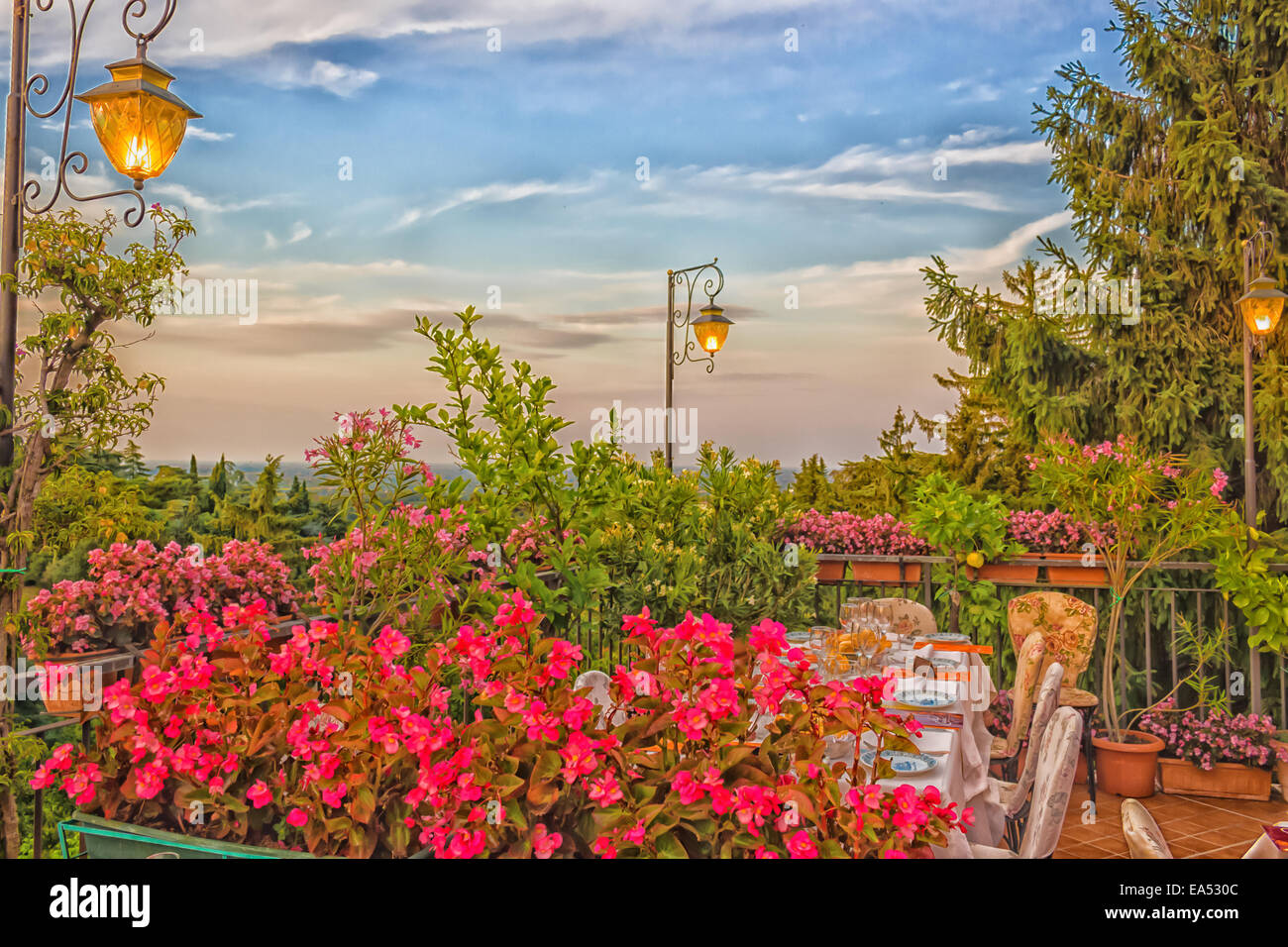 Tables de dîner dans l'élégant restaurant italien de style outdoor sur caillebotis fer parapet sur les collines de Dozza (Bo) en Italie dans un été Banque D'Images Tables de dîner dans l'élégant restaurant italien de style outdoor sur caillebotis fer parapet sur les collines de Dozza (Bo) en Italie dans un été Banque D'Images