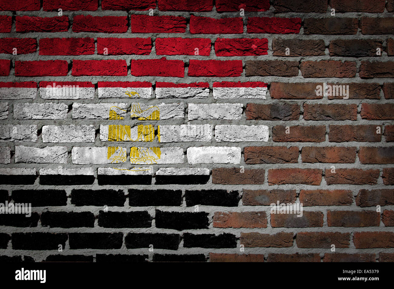 Très vieux mur en brique rouge foncé texture avec drapeau - Égypte Banque D'Images