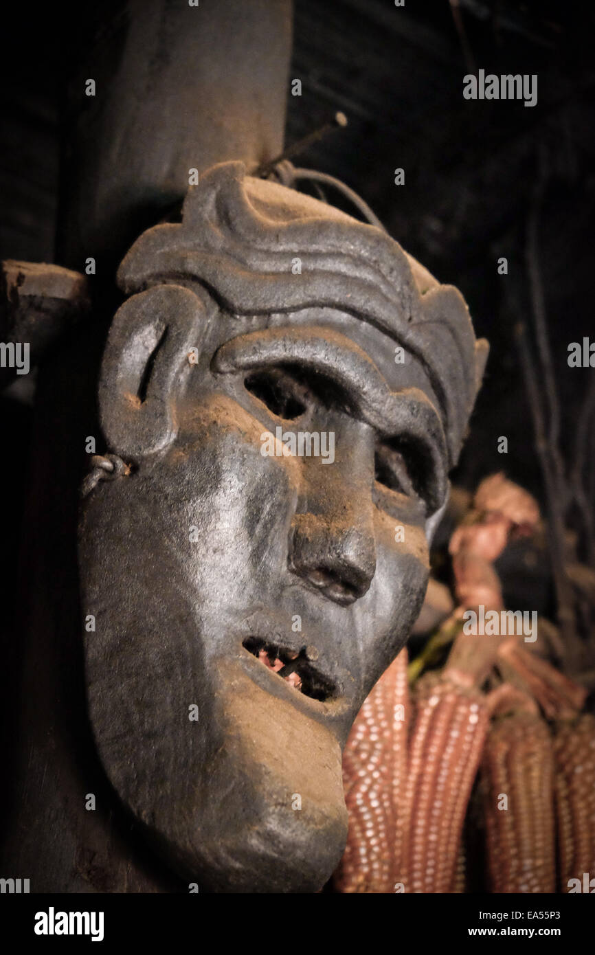 Un masque en bois sculpté qui est utilisé comme décoration dans une maison traditionnelle à Fatumnasi, Timor central du Sud, Nusa Tenggara de l'est, Indonésie. Banque D'Images