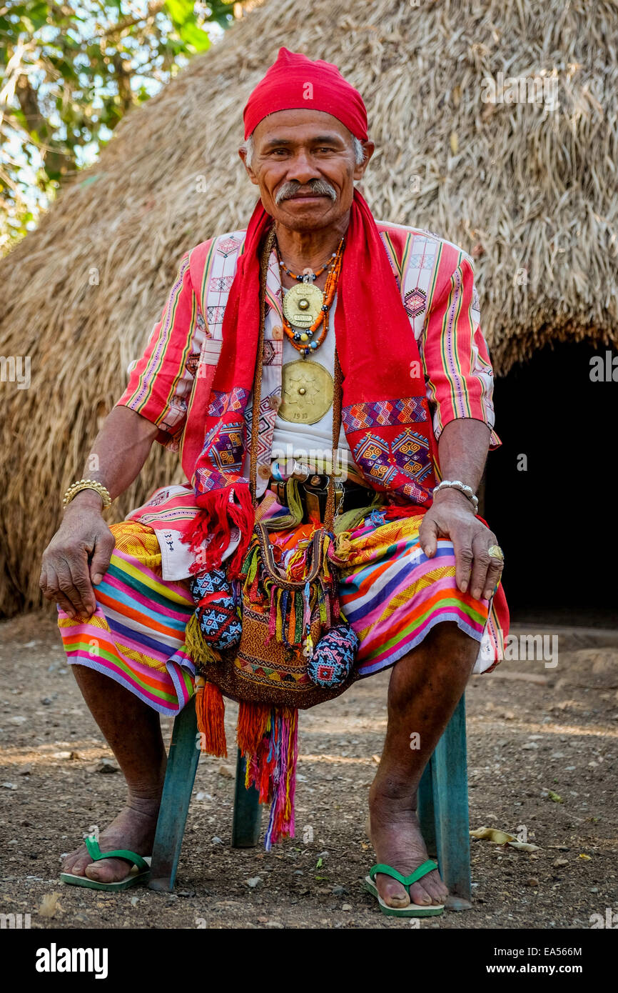 Portrait de Mateos Anin, un ancien de la communauté, en expliquant l'importance de la montagne rocheuse pour la durabilité des ressources en eau. Banque D'Images