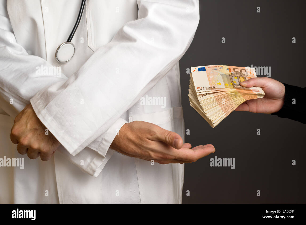 La corruption dans l'industrie des soins de santé, Médecin recevant de grandes quantités de billets en euros, un pot-de-vin. Banque D'Images