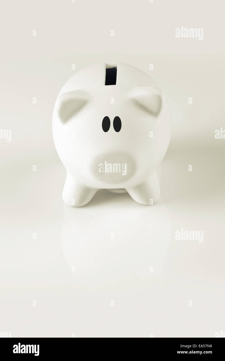 White Piggy coin bank pour l'épargne de l'argent, la sécurité financière des fonds personnels ou concept. Banque D'Images