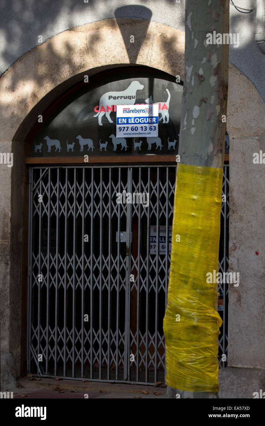 Valls, Espagne. Un arbre enveloppé de papier aluminium extensible jaune. Une partie de campagne de promotion de l'autodétermination d'un vote. Banque D'Images