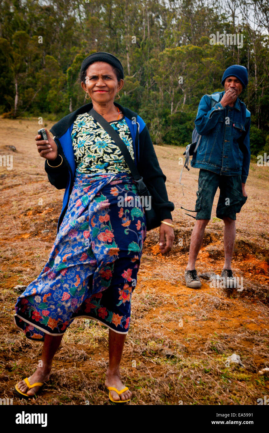 Yuliana Fuka (devant gauche), et Samuel Sabneno faisant une pause après une promenade entre le Mont Mutis et le village de Fatumnasi, au Timor Centre Sud, en Indonésie. Banque D'Images