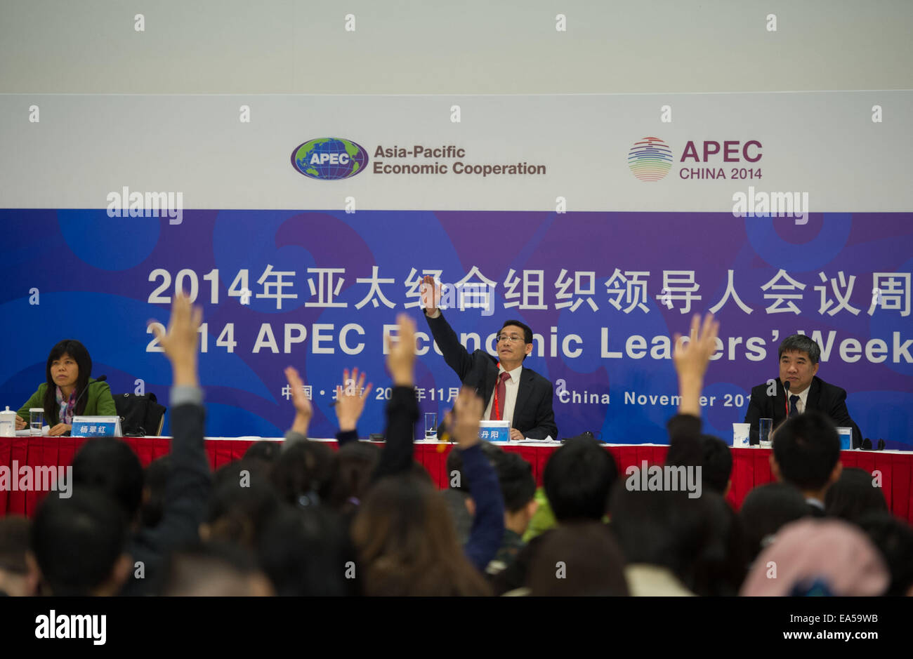 Beijing, Chine. Nov 7, 2014. Shen Danyang (C), porte-parole du ministère chinois du Commerce (MOFCOM), invite les journalistes à poser des questions lors d'une séance d'information tenue par le MOFCOM au centre de congrès national de Chine à Beijing, Chine, 7 novembre 2014. © Luo Xiaoguang/Xinhua/Alamy Live News Banque D'Images