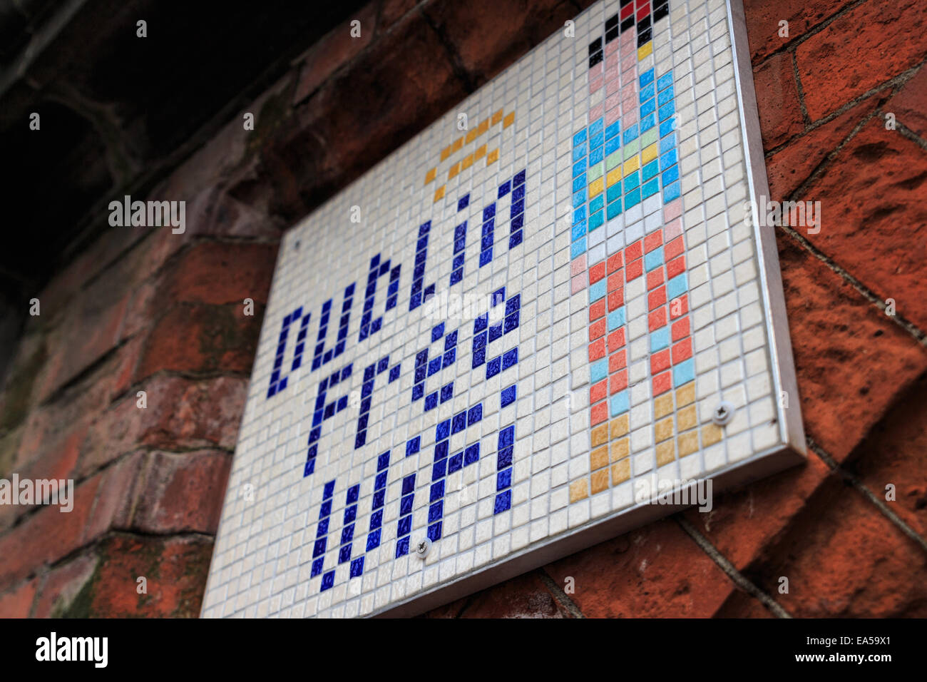 Free Wi-fi signe sur un mur de brique à Dublin Banque D'Images