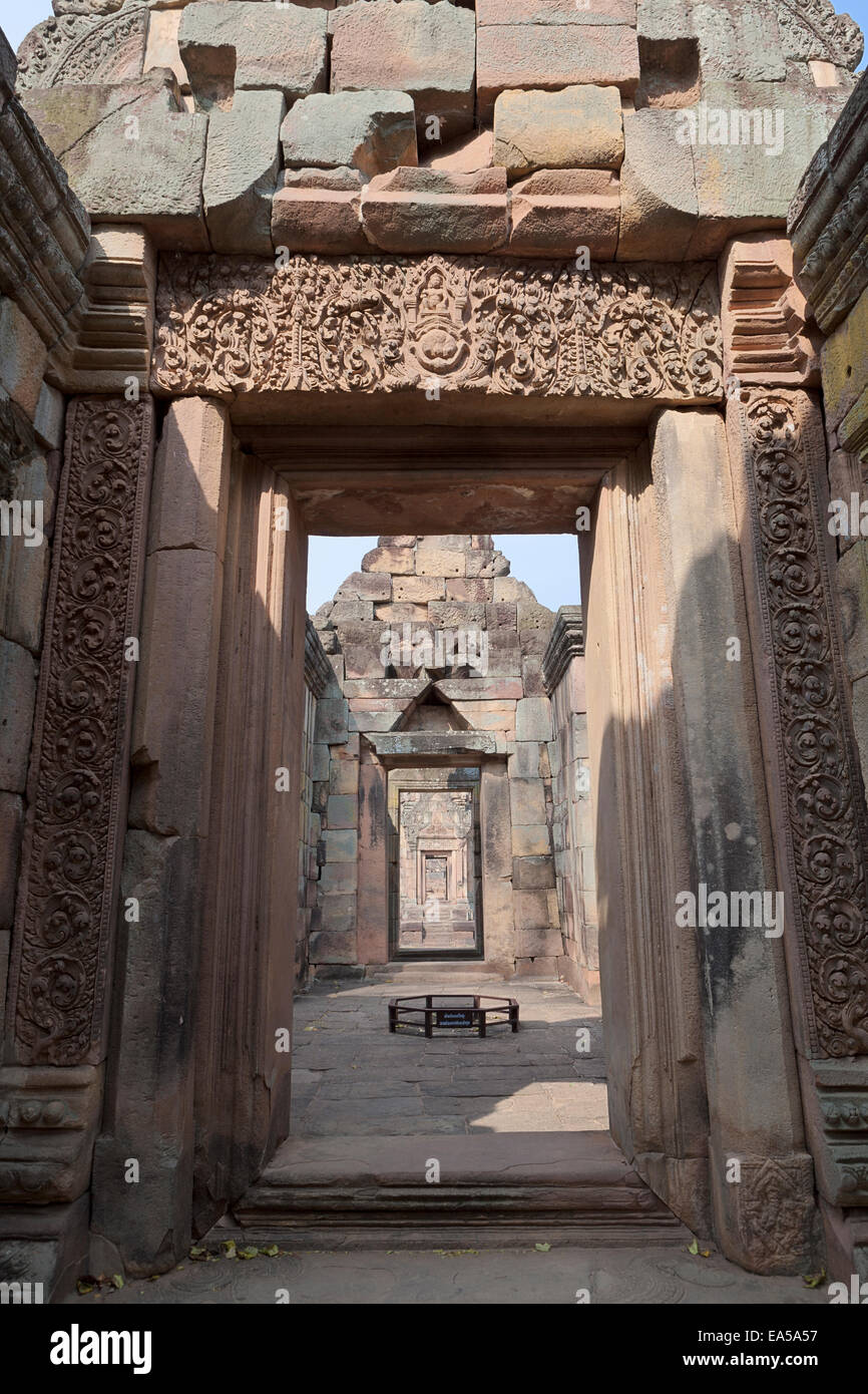 Voir à travers les galeries d'arcades et de Prasat Hin Muang Tam, Thaïlande Banque D'Images