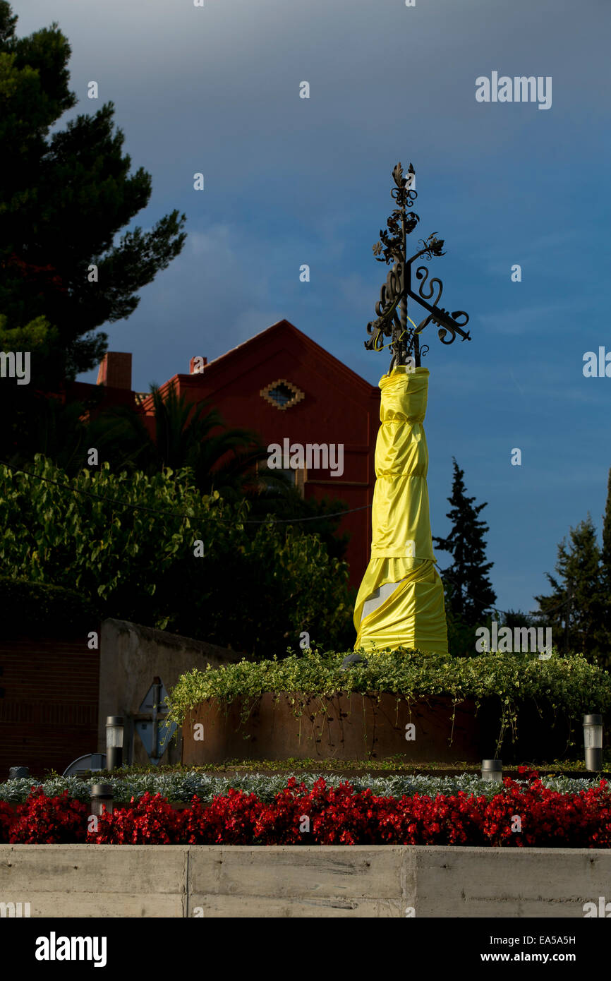 Valls, Espagne. Monument entourée d'un tissu jaune. Une campagne de promotion de l'autodétermination vote prévu le 9 novembre. Banque D'Images