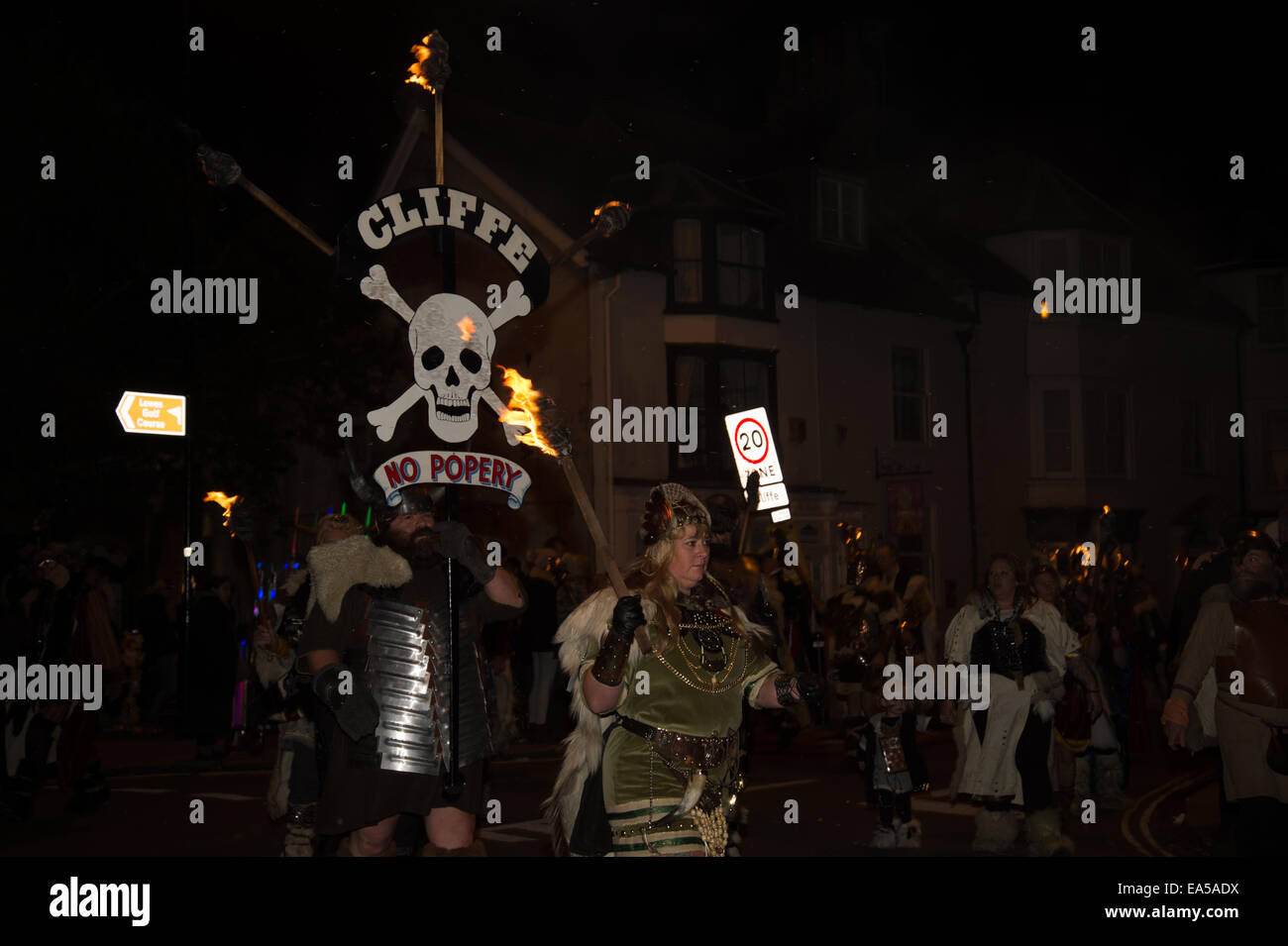 Lewes Bonfire Cliffe.La société. Un groupe dont une femme dans un costume Viking et un homme portant une banderole disant 'Non' Papauté. Banque D'Images