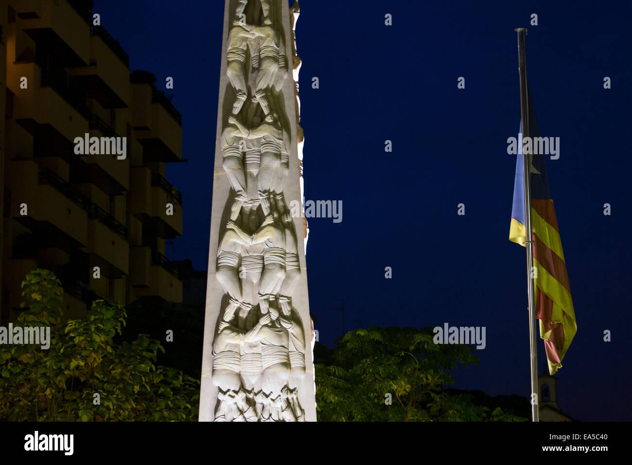 Valls, Catalogne, Espagne. Un fragment d'un monument tour humain enveloppé de tissu jaune et un drapeau de la Catalogne. Banque D'Images