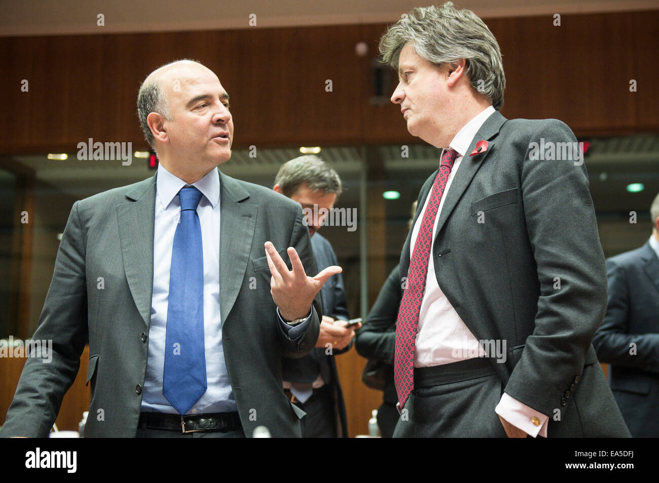 Bruxelles, Bxl, Belgique. Nov 7, 2014. Le Commissaire européen aux affaires économiques et financières, fiscalité et Pierre Moscovici (L) et le commissaire européen pour la stabilité financière, les Services financiers et les marchés de capitaux Union Européenne Jonathan Hill parler au début d'une réunion des ministres des finances européens au siège de la Commission de l'UE à Bruxelles, Belgique le 07.11.2014 par Wiktor Dabkowski Wiktor Dabkowski/crédit : ZUMA Wire/Alamy Live News Banque D'Images