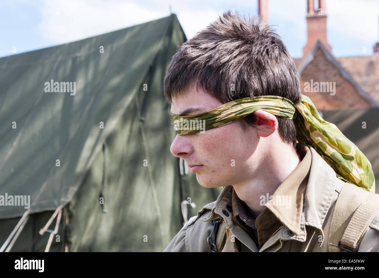 Les yeux bandés, les jeunes en uniforme de l'armée US WWII Banque D'Images