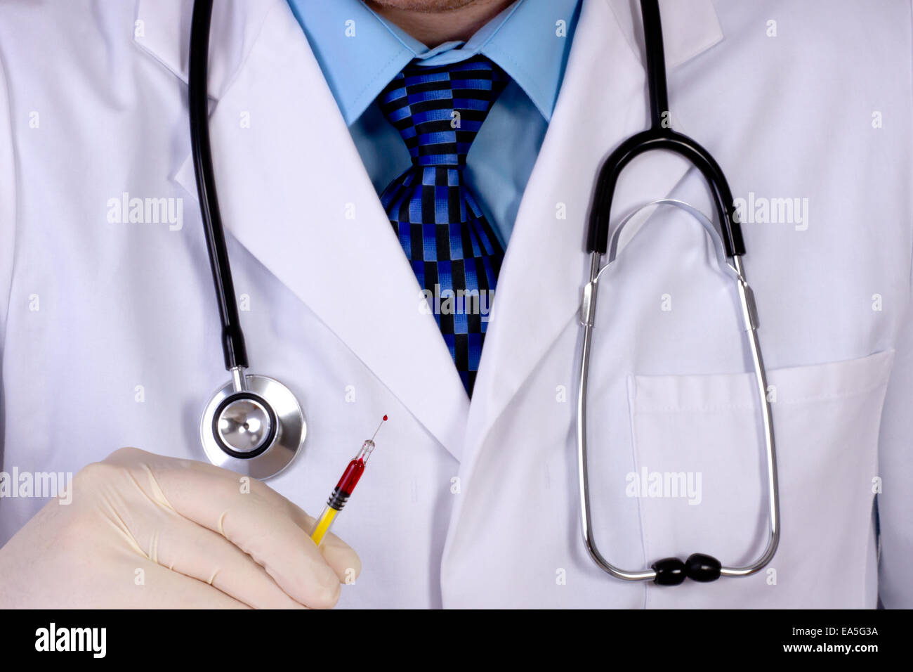 Médecin avec du sérum contre Ebola Banque D'Images