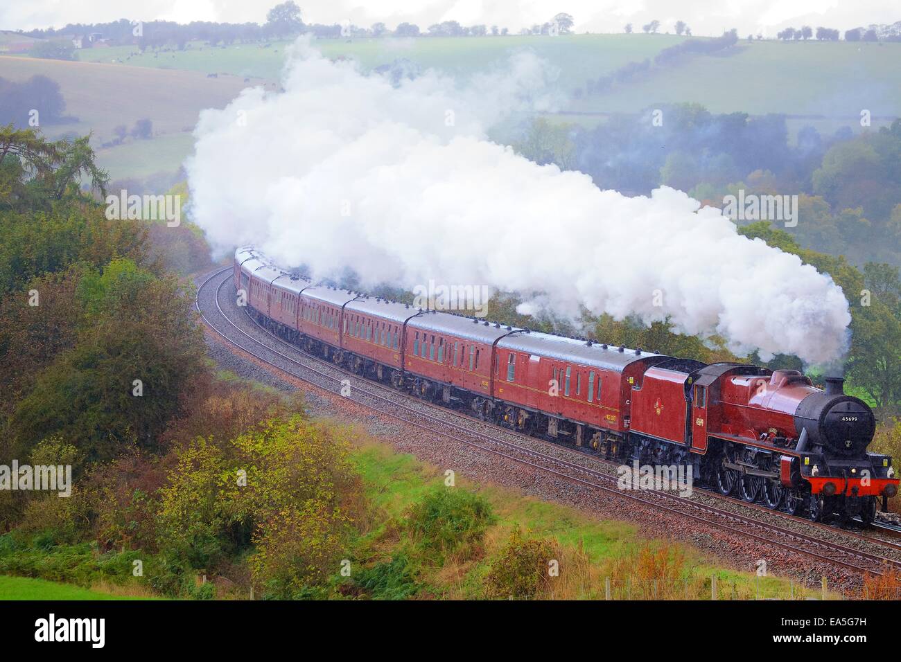 Train à vapeur sur la Galatea Régler à Carlisle ligne de chemin de fer près de la ferme du Bois bas Baron, Armathwaite, Eden Valley, Cumbria, Angleterre. Banque D'Images