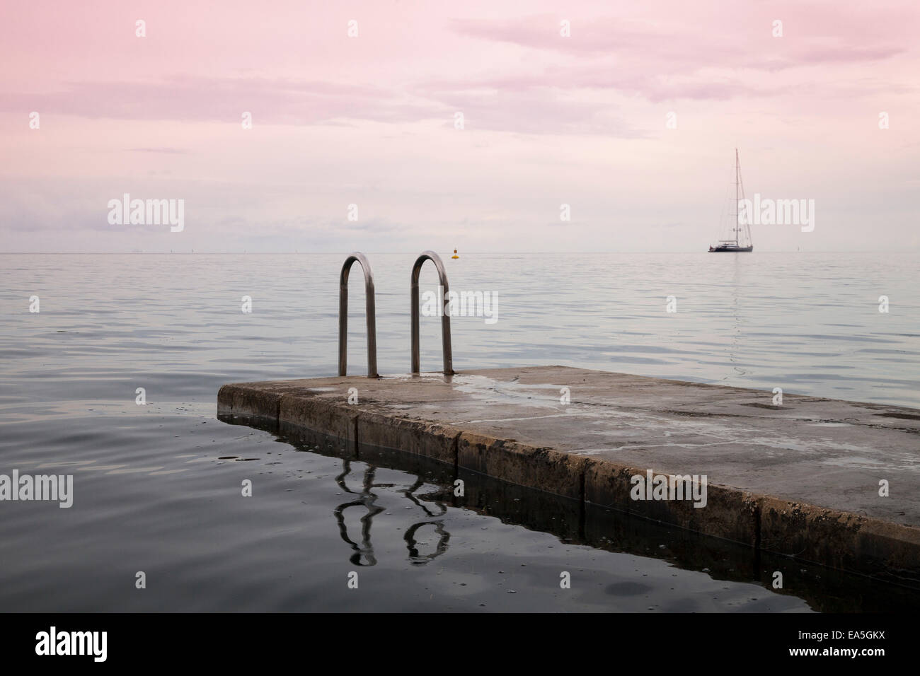 La Slovénie, Piran, vue de la jetée de baignade au crépuscule Banque D'Images