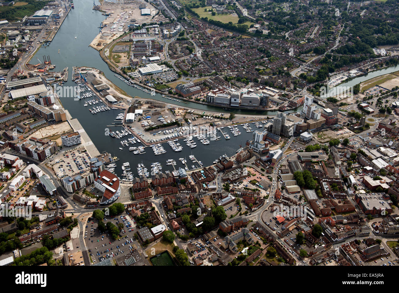 Une vue aérienne d'Ipswich Suffolk avec le centre-ville, du stade de football et de la marina de bureaux sur la rivière Orwell Banque D'Images