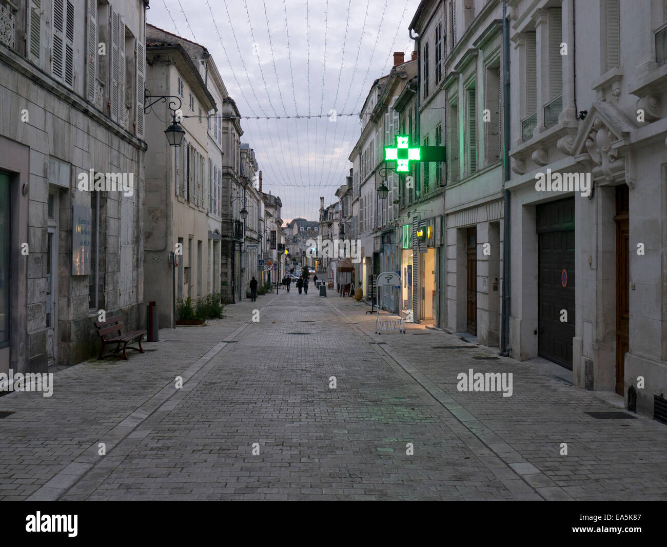 Cognac en Charente, la France expose sa longue histoire dans le centre médiéval connu sous le nom de 'Vieux Cognac". Banque D'Images