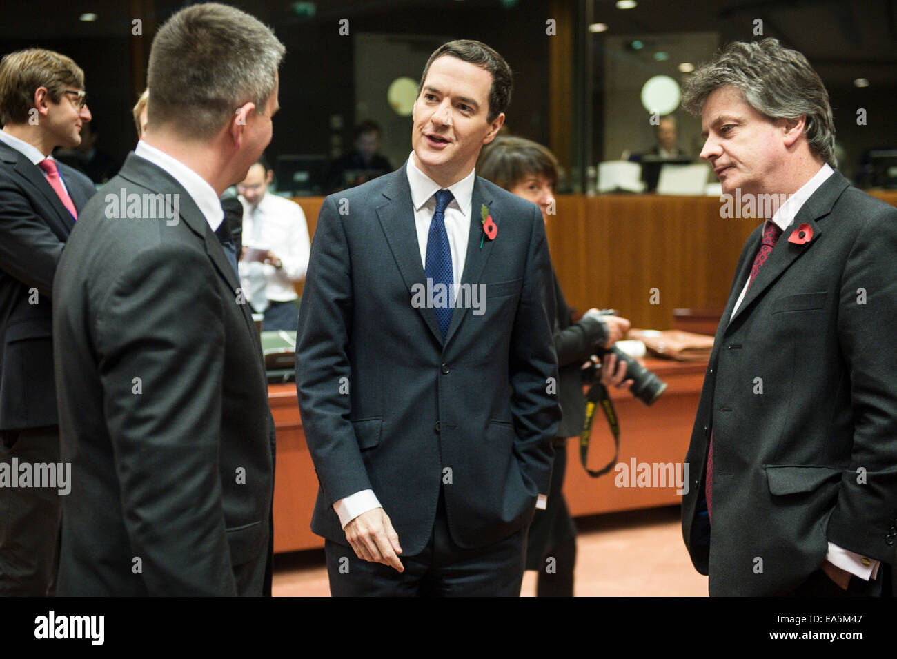 (L-R) Le ministre des Finances polonais Mateusz Szczurek, ministre des Finances britannique, George Osborne, et le commissaire européen pour la stabilité financière, les Services financiers et les marchés de capitaux Union Européenne Jonathan Hill parler au début d'une réunion des ministres des finances européens au siège de la Commission de l'UE à Bruxelles, Belgique le 07.11.2014 par Wiktor Dabkowski Banque D'Images