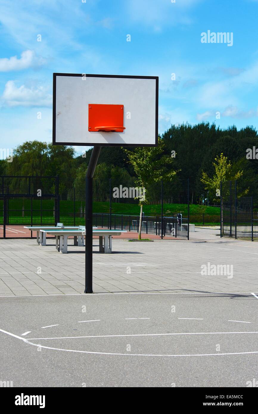 Pays Bas, Flevoland, Almere, terrain de basket-ball sur l'aire de jeux  Photo Stock - Alamy