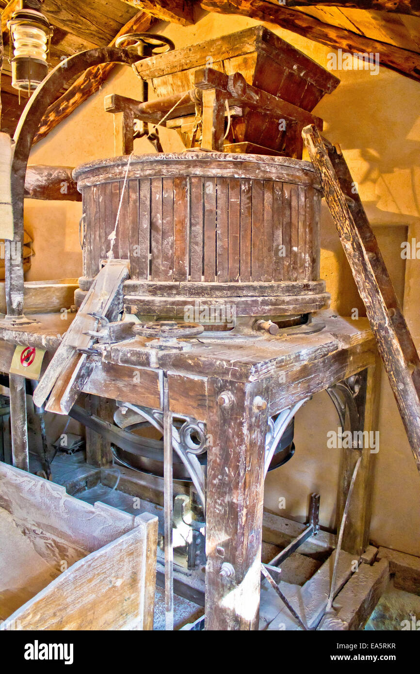 Ancien moulin à eau traditionnel vue intérieure Banque D'Images
