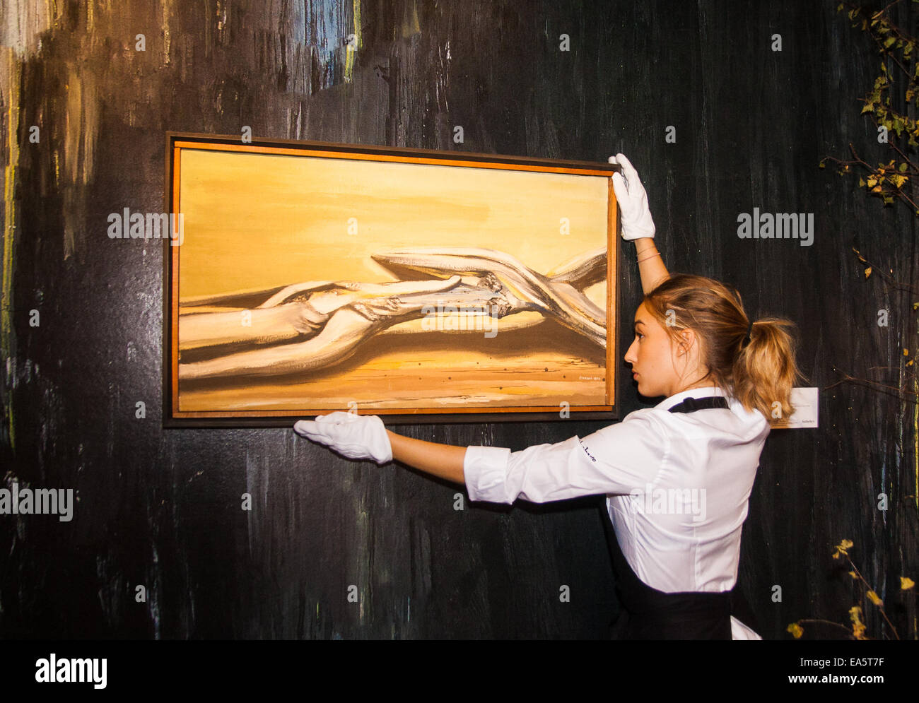 Sotheby's, Mayfair, Londres, 7 novembre 2014. Plusieurs exemples remarquables de l'art d'avant-garde tchèque de la Roy et Mary Cullen collection sont mis aux enchères par Sotheby's le 12 novembre prochain. Sur la photo : un travailleur de Sotheby's met la touche finale à l'exposition préalable à la vente, redresser l'un des éléments clés, des racines, par Jindrich Styrsky qui a une valeur estimée de 150 000 € à 250 000 € lors de l'adjudication. Crédit : Paul Davey/Alamy Live News Banque D'Images