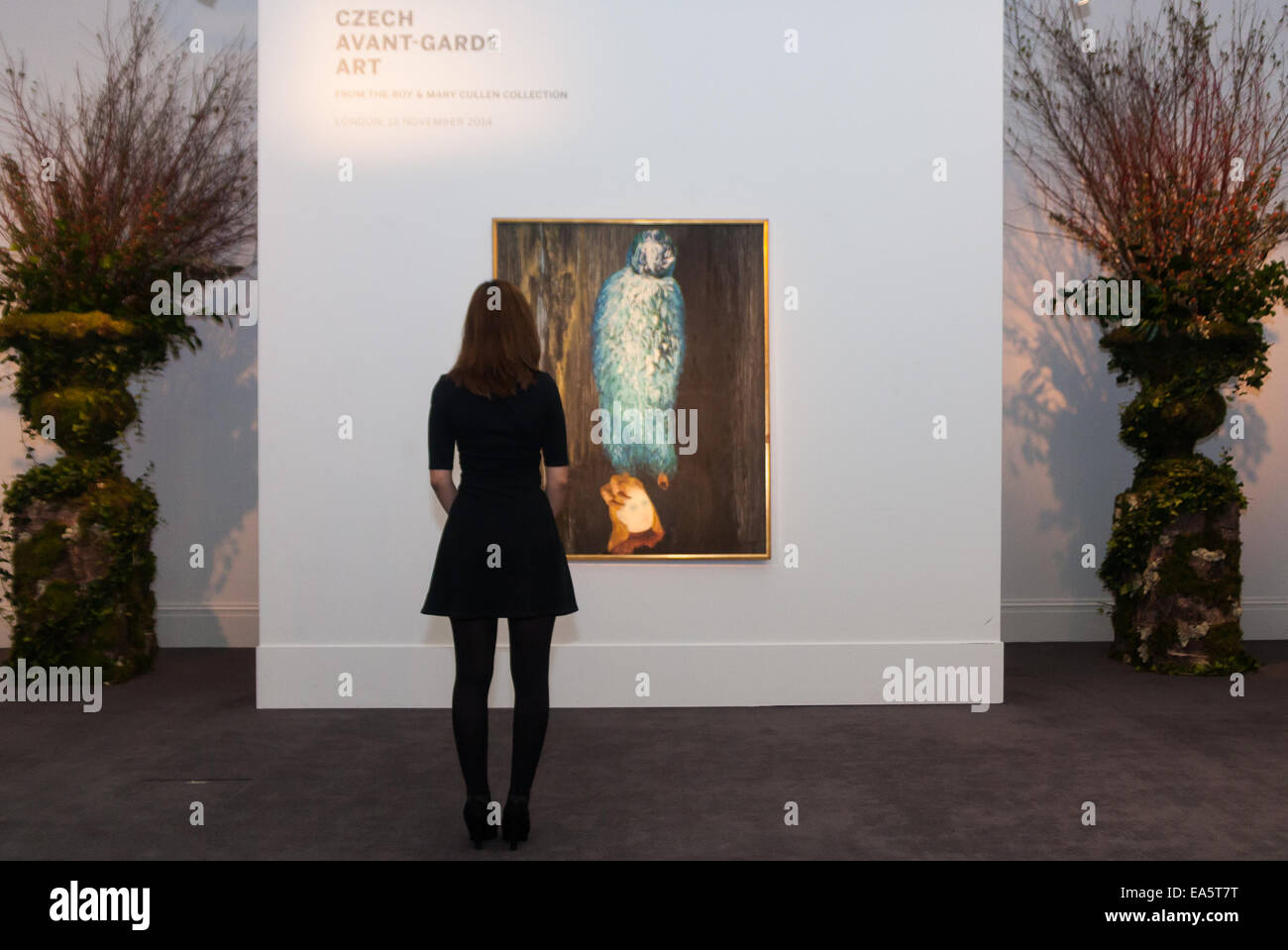 Sotheby's, Mayfair, Londres, 7 novembre 2014. Plusieurs exemples remarquables de l'art d'avant-garde tchèque de la Roy et Mary Cullen collection sont mis aux enchères par Sotheby's le 12 novembre prochain. Photo : une femme contemple Toyen est le message de la forêt, qui est prévu pour aller chercher jusqu'à £1 millions de dollars aux enchères. Crédit : Paul Davey/Alamy Live News Banque D'Images