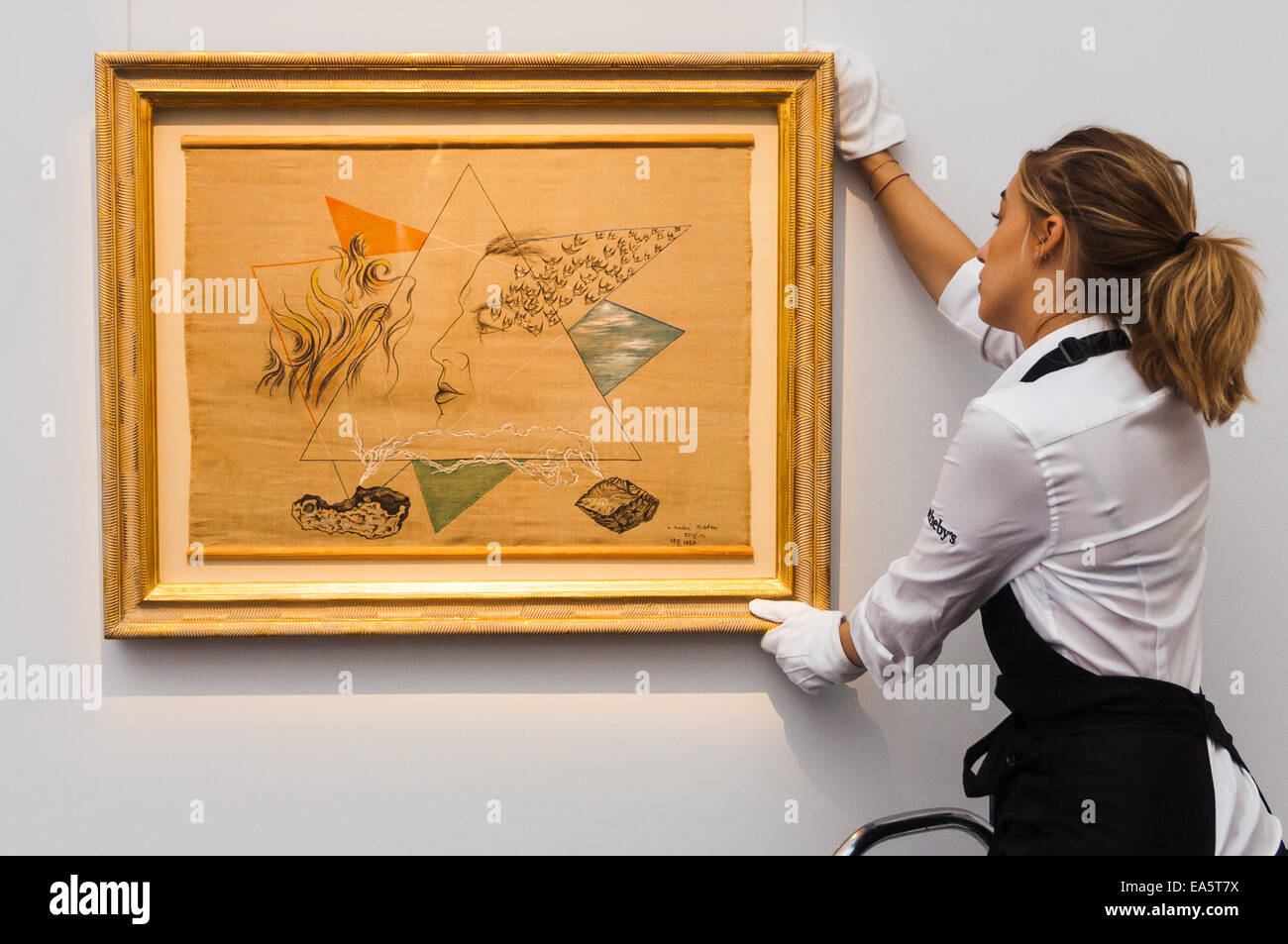 Sotheby's, Mayfair, Londres, 7 novembre 2014. Plusieurs exemples remarquables de l'art d'avant-garde tchèque de la Roy et Mary Cullen collection sont mis aux enchères par Sotheby's le 12 novembre prochain. Sur la photo : un travailleur de Sotheby's se redresse de Toyen Portrait d'André Breton, qui est prévu pour aller chercher entre £120 000 à 180 000. Crédit : Paul Davey/Alamy Live News Banque D'Images
