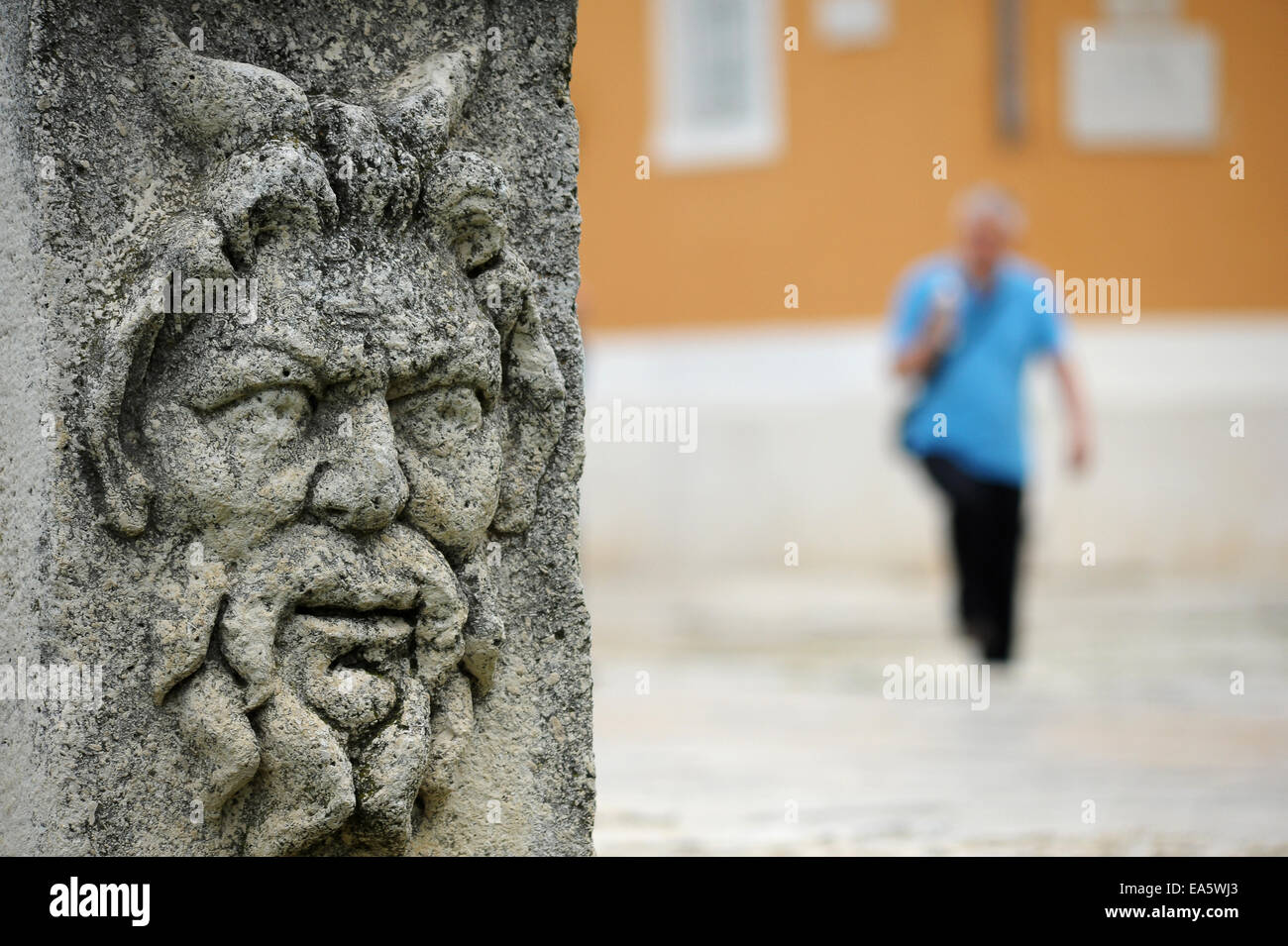 Face en pierre sur Agora de Zadar Banque D'Images