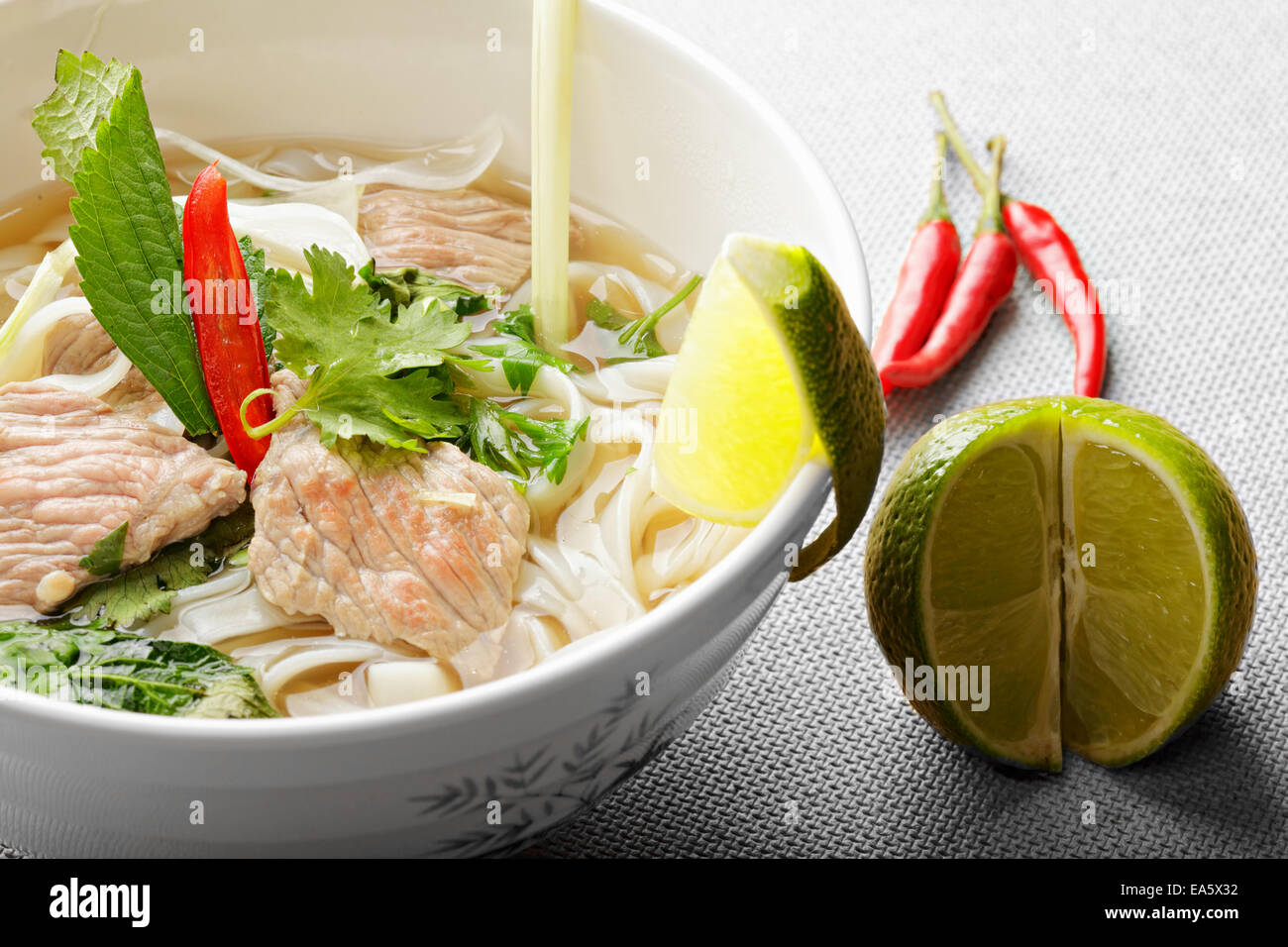 Soupe Pho bo avec de la chaux et de chili libre Banque D'Images