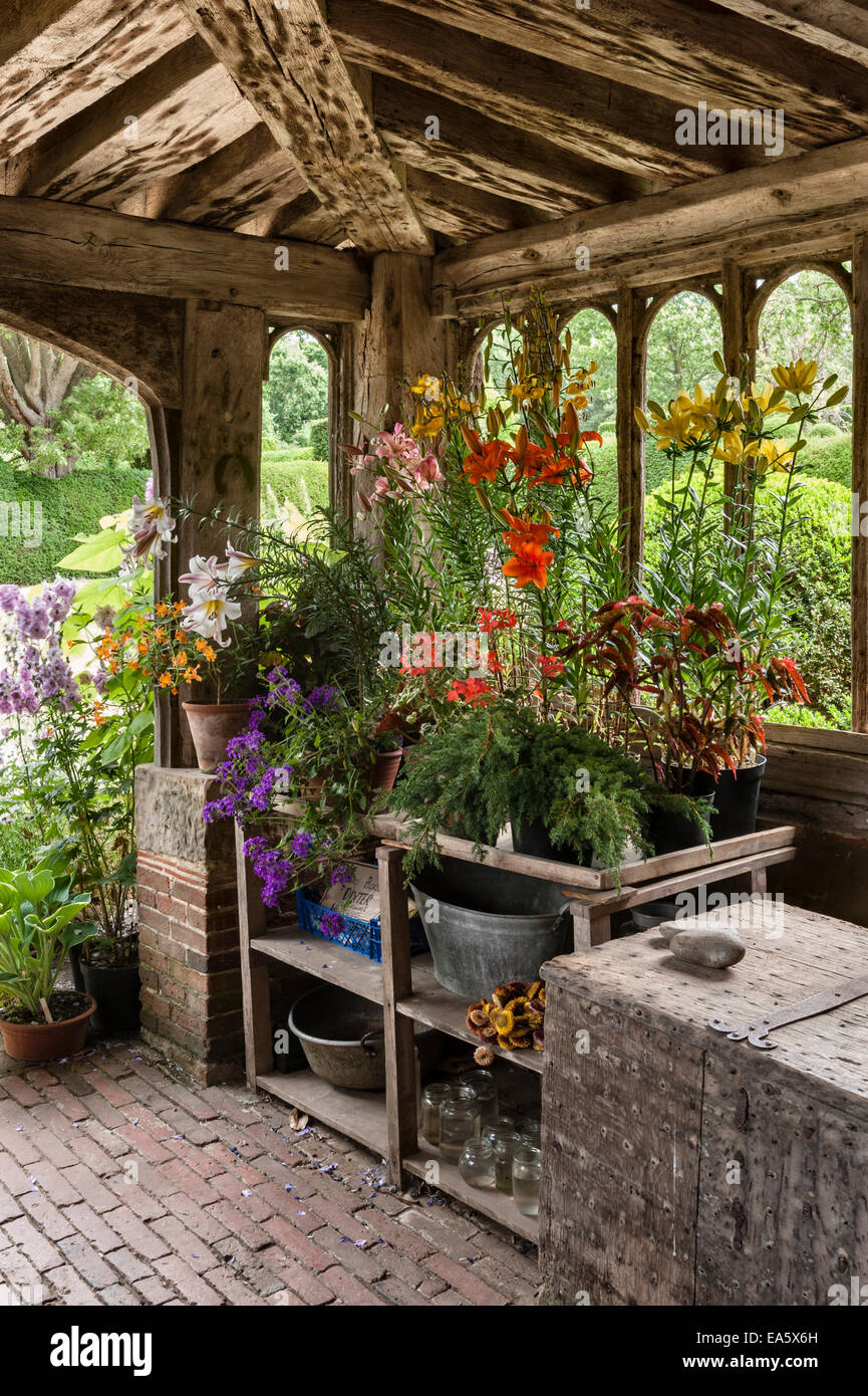 Great Dixter, East Sussex - le jardin créé et rendu célèbre par Christopher Lloyd. Un arrangement à la fin de l'été dans le porche Banque D'Images