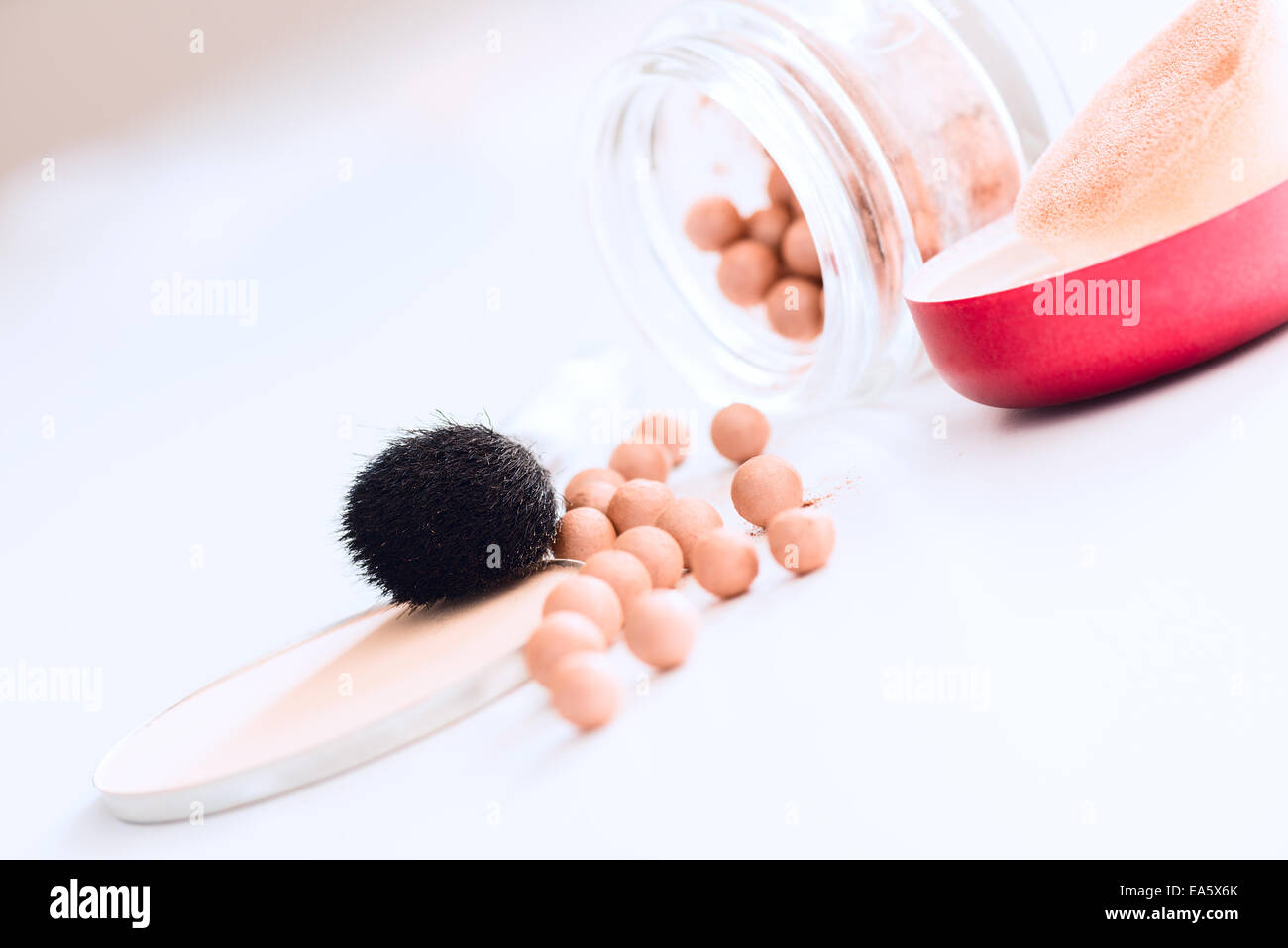 Perles de bronzage et un miroir incliné de la brosse Banque D'Images