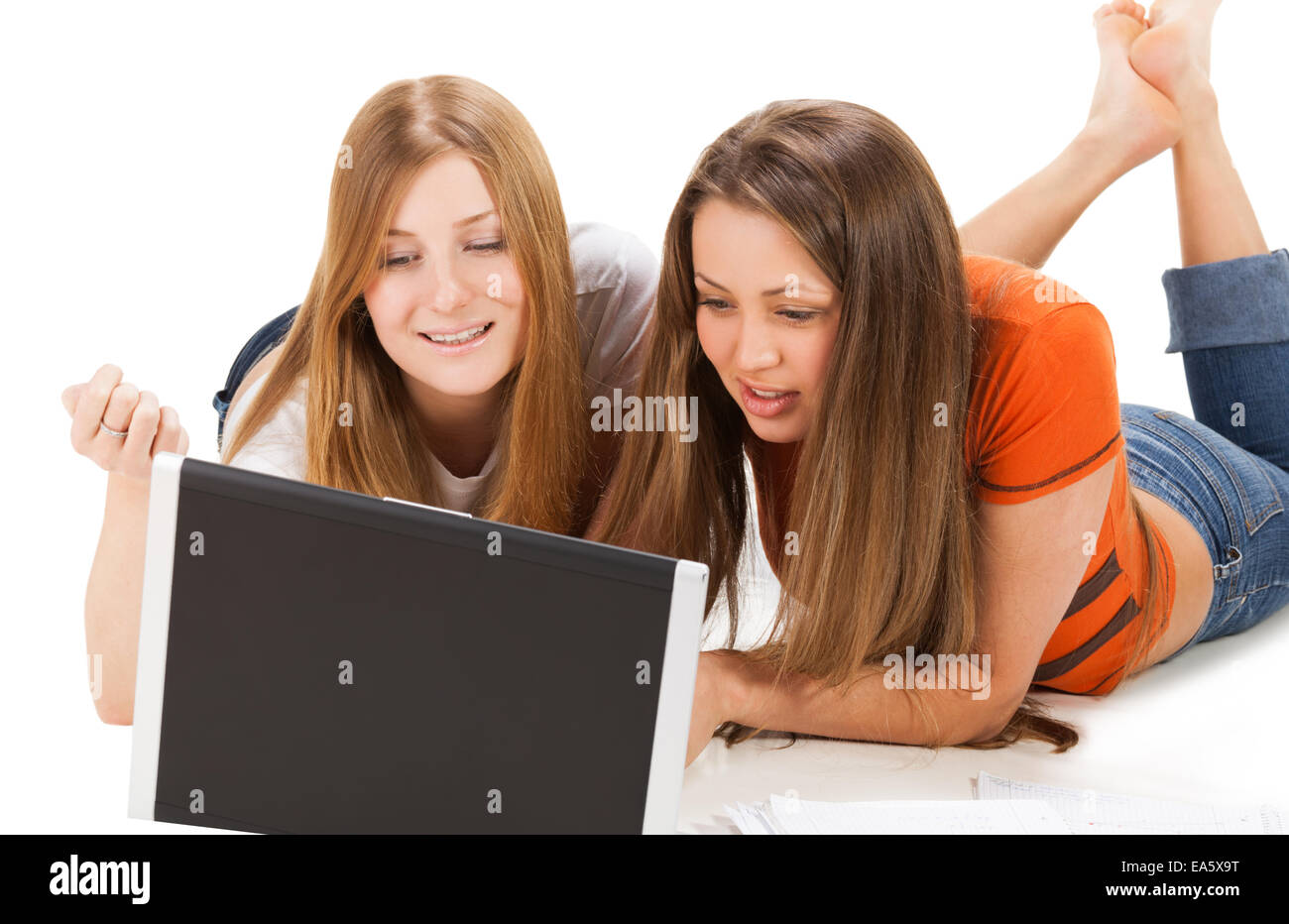 Deux jeunes happy student girl travailler sur ordinateur portable Banque D'Images