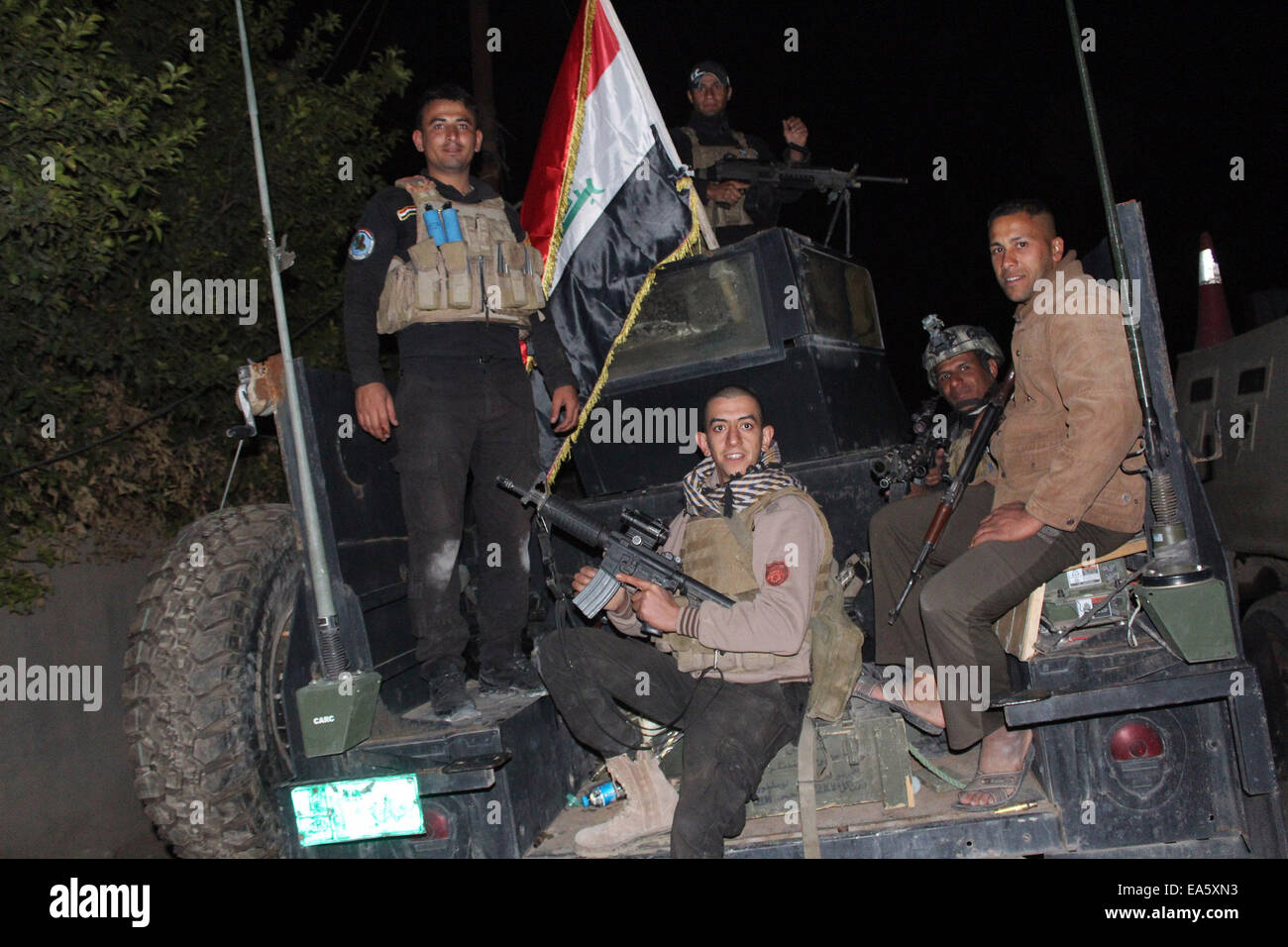 (141107) -- DHULUIYA, 7 novembre 2014 (Xinhua) -- des soldats iraquiens se préparer à lutter contre l'Etat islamique militants dans la ville d'Dhuluiya, quelque 90 km au nord de Bagdad, le 6 novembre 2014. (Xinhua/Ahmed Shaalan) Banque D'Images