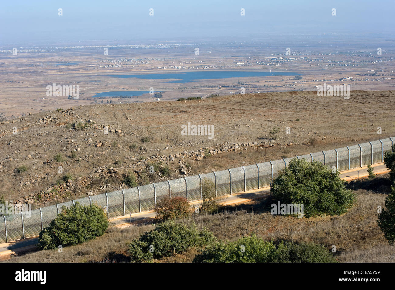 La clôture de la frontière entre Israël et la Syrie comme vu à partir d'une colline sur les hauteurs du Golan en Israël Banque D'Images