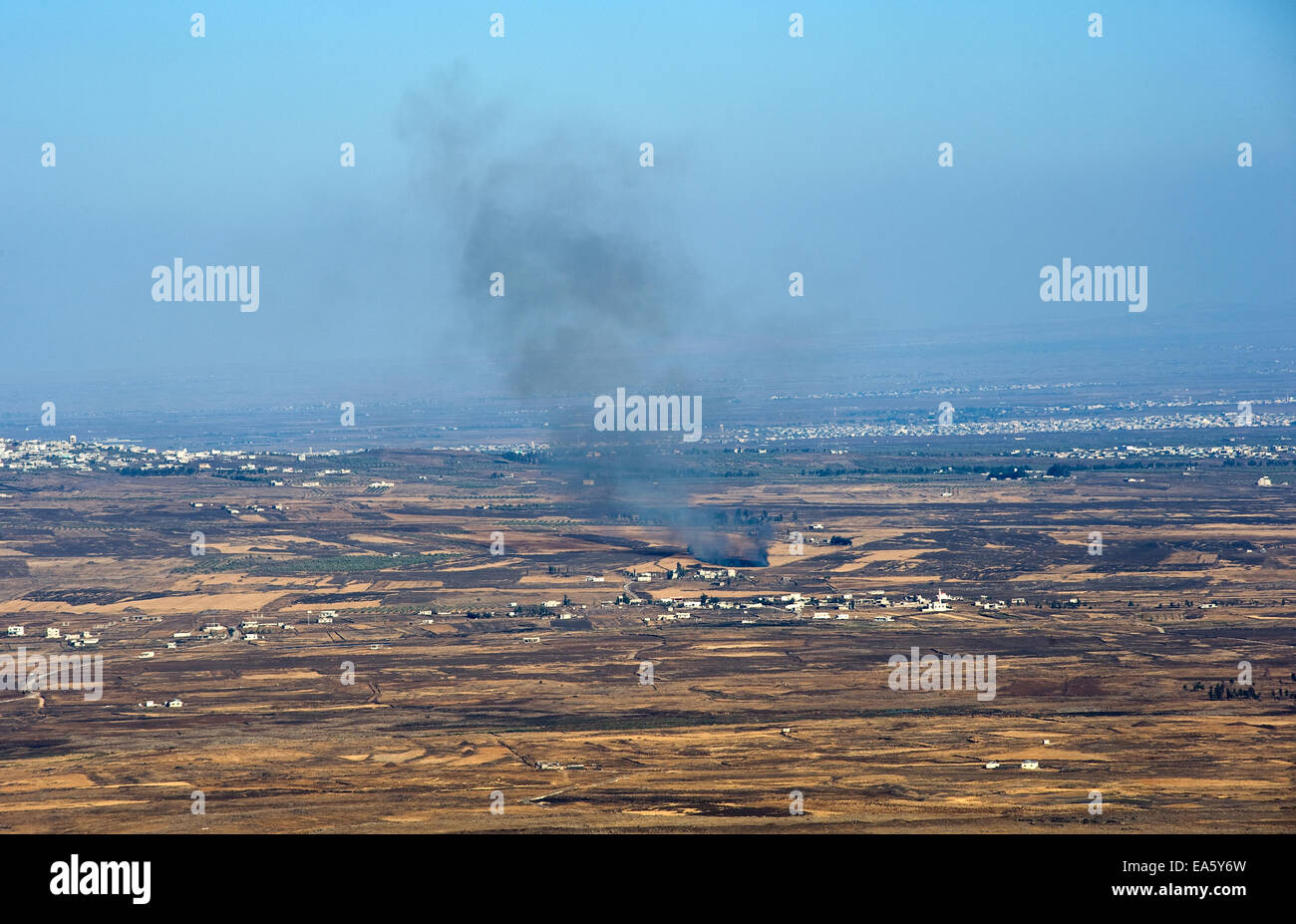 À partir de l'explosion de la guerre en Syrie peut être vu à partir d'une colline sur les hauteurs du Golan 150 mètre de la frontière, à environ 10 kilomètres de sou Banque D'Images