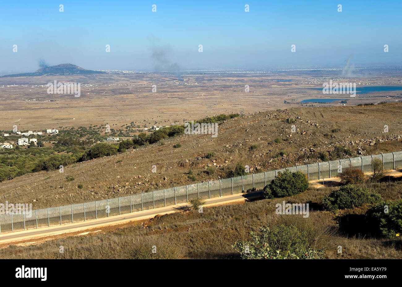 À partir de l'explosion de la guerre en Syrie peut être vu à partir d'une colline sur les hauteurs du Golan 150 mètre de la frontière, à environ 10 kilomètres de sou Banque D'Images