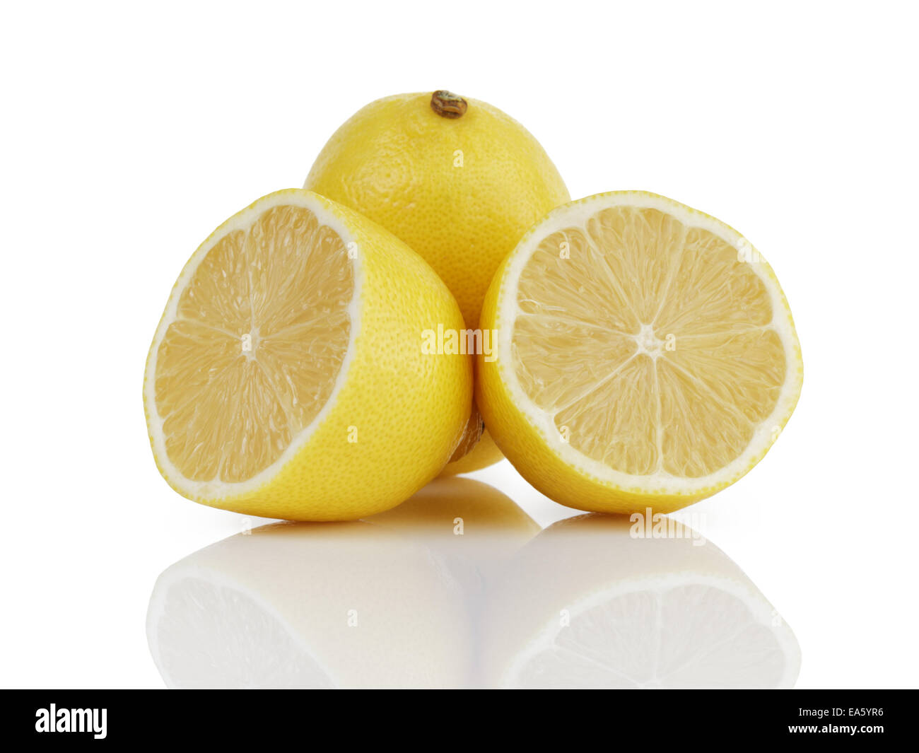 Citrons frais mûrs, isolé sur blanc avec reflet Banque D'Images