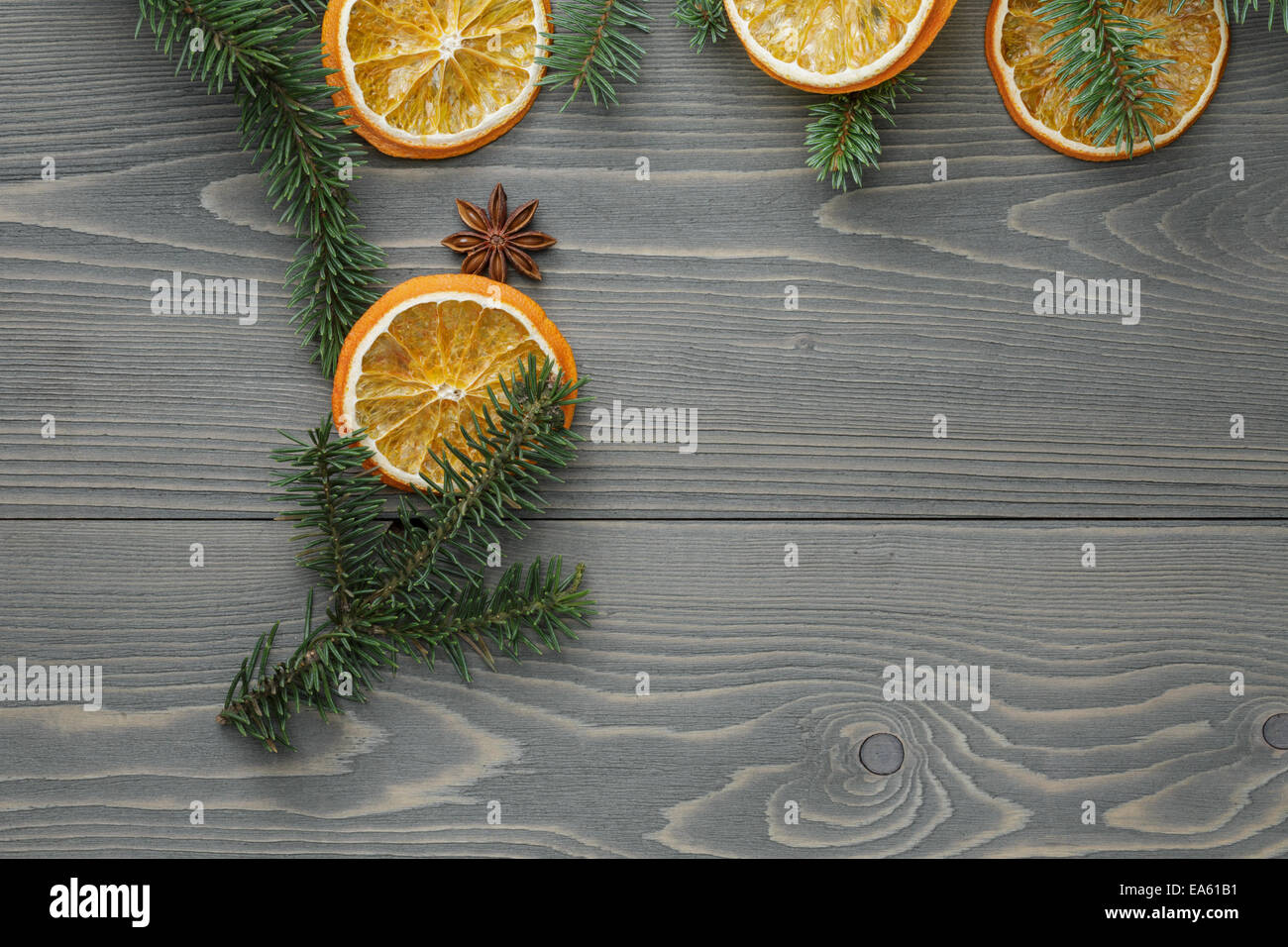 Rameau de chêne séché avec des tranches d'orange et d'anis, fond de Noël Banque D'Images